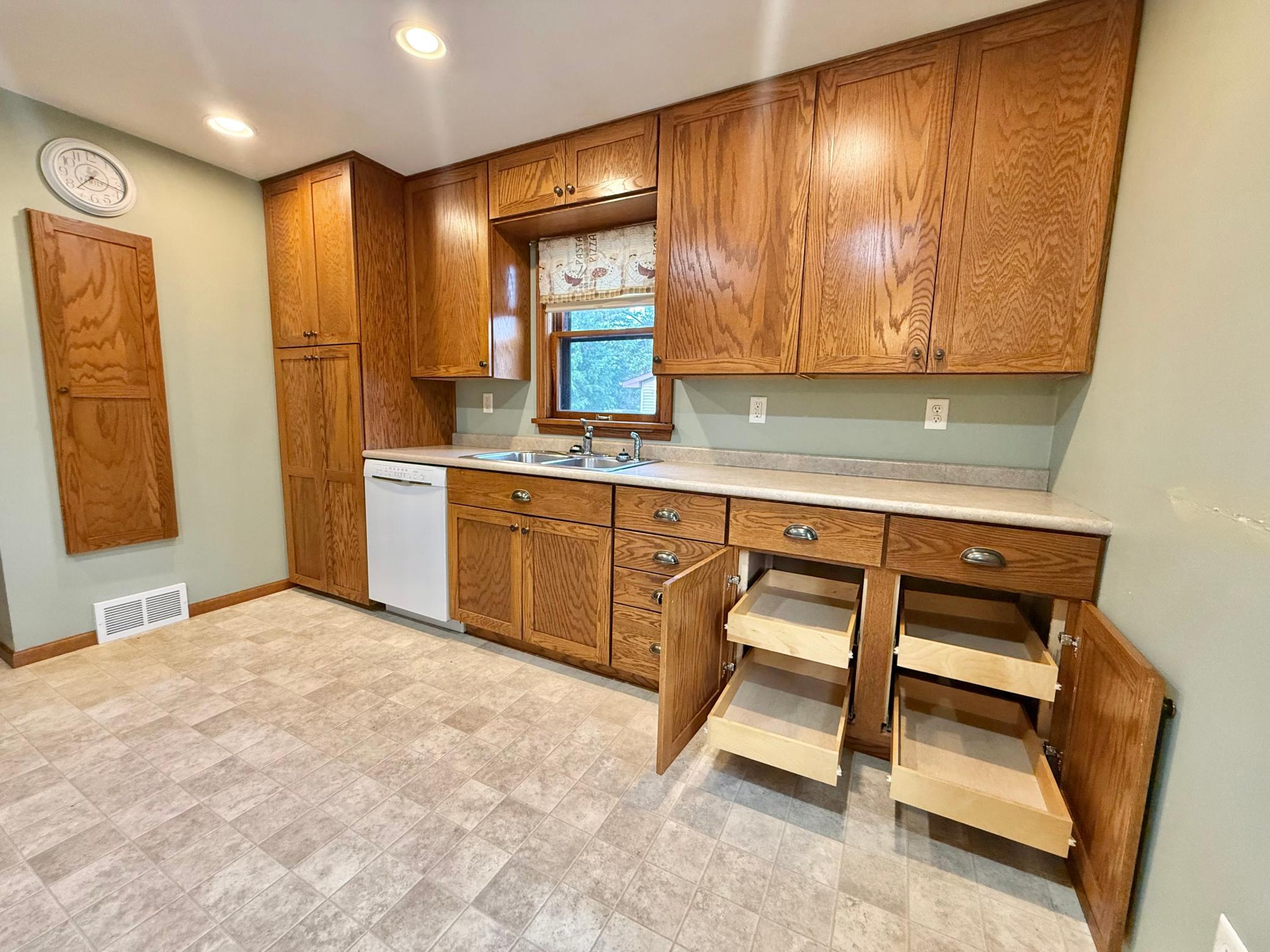 618 Dewey Avenue N Property Photo 14