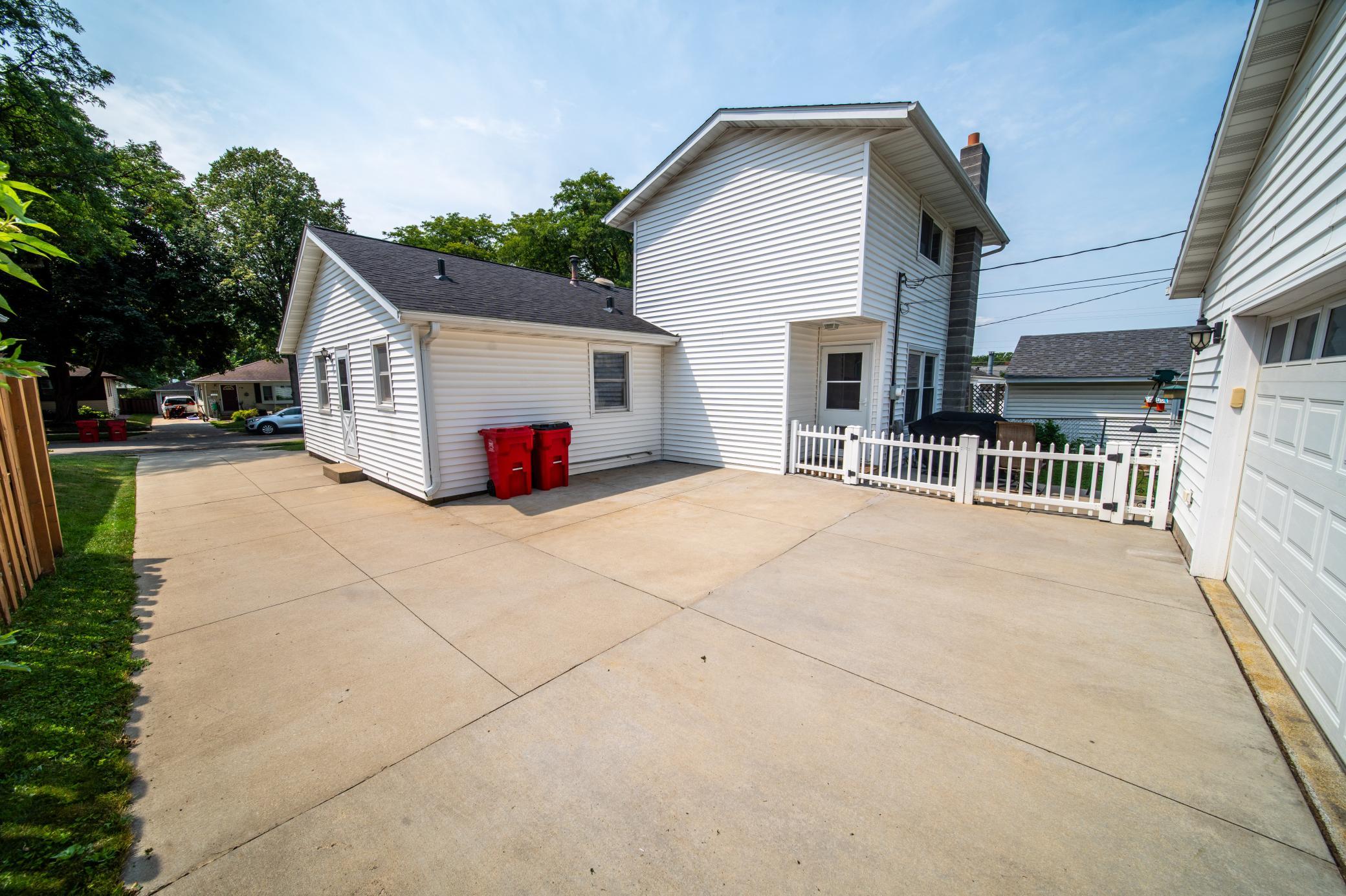 1853 16 1/2 St Nw Property Photo 2