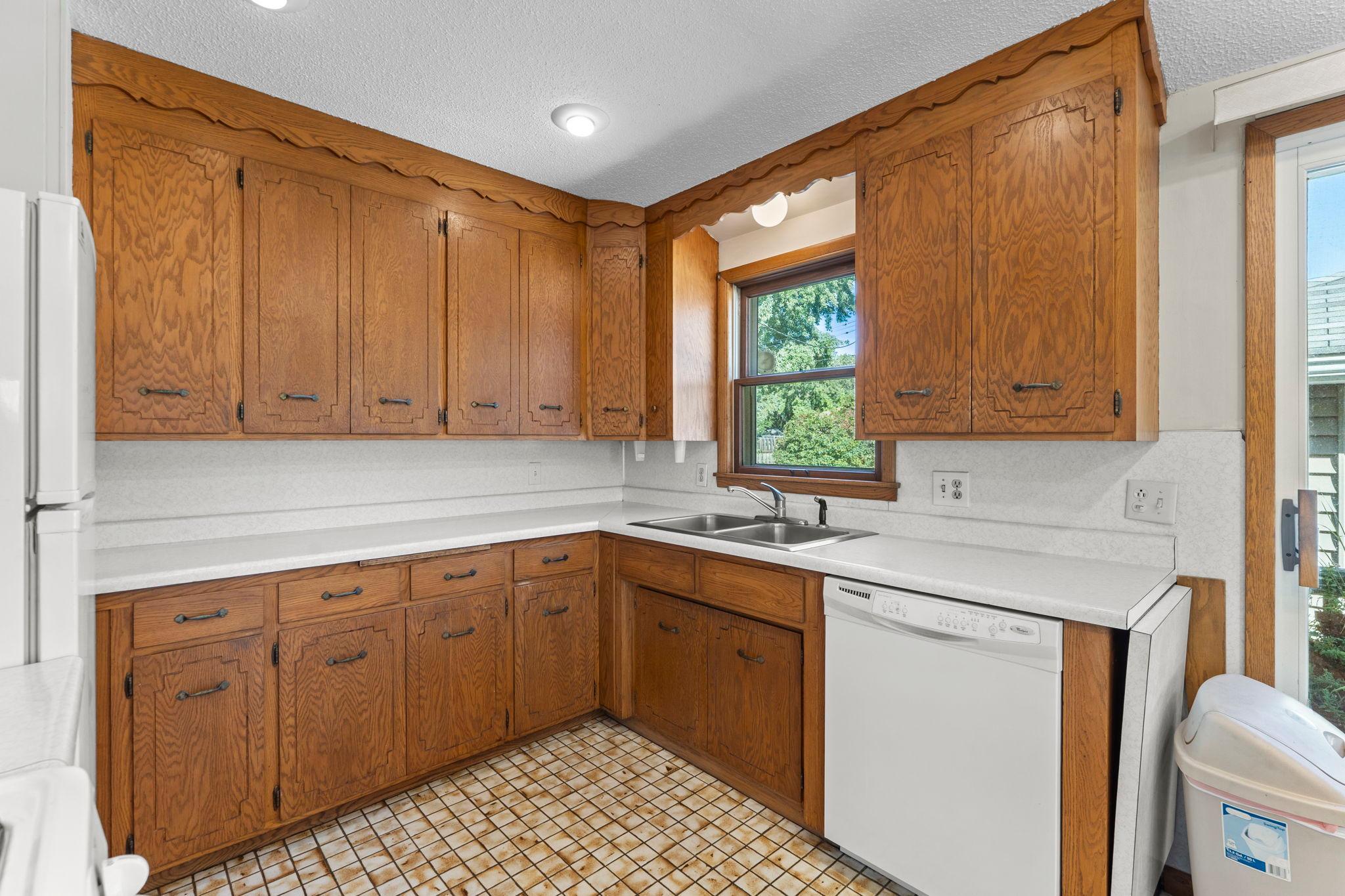 1041 Keefe Street Property Photo 4