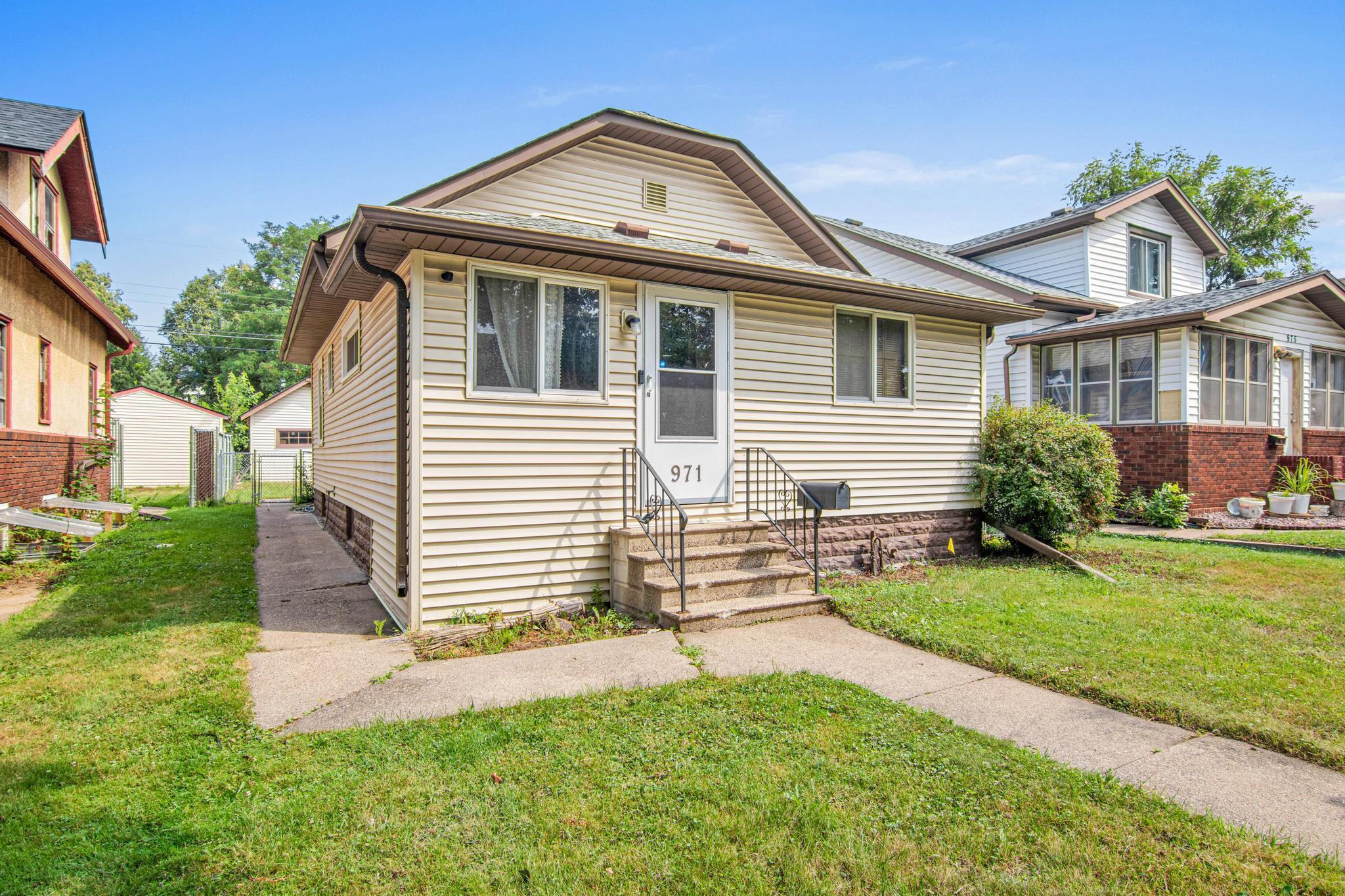971 Lawson Avenue E Property Photo 1