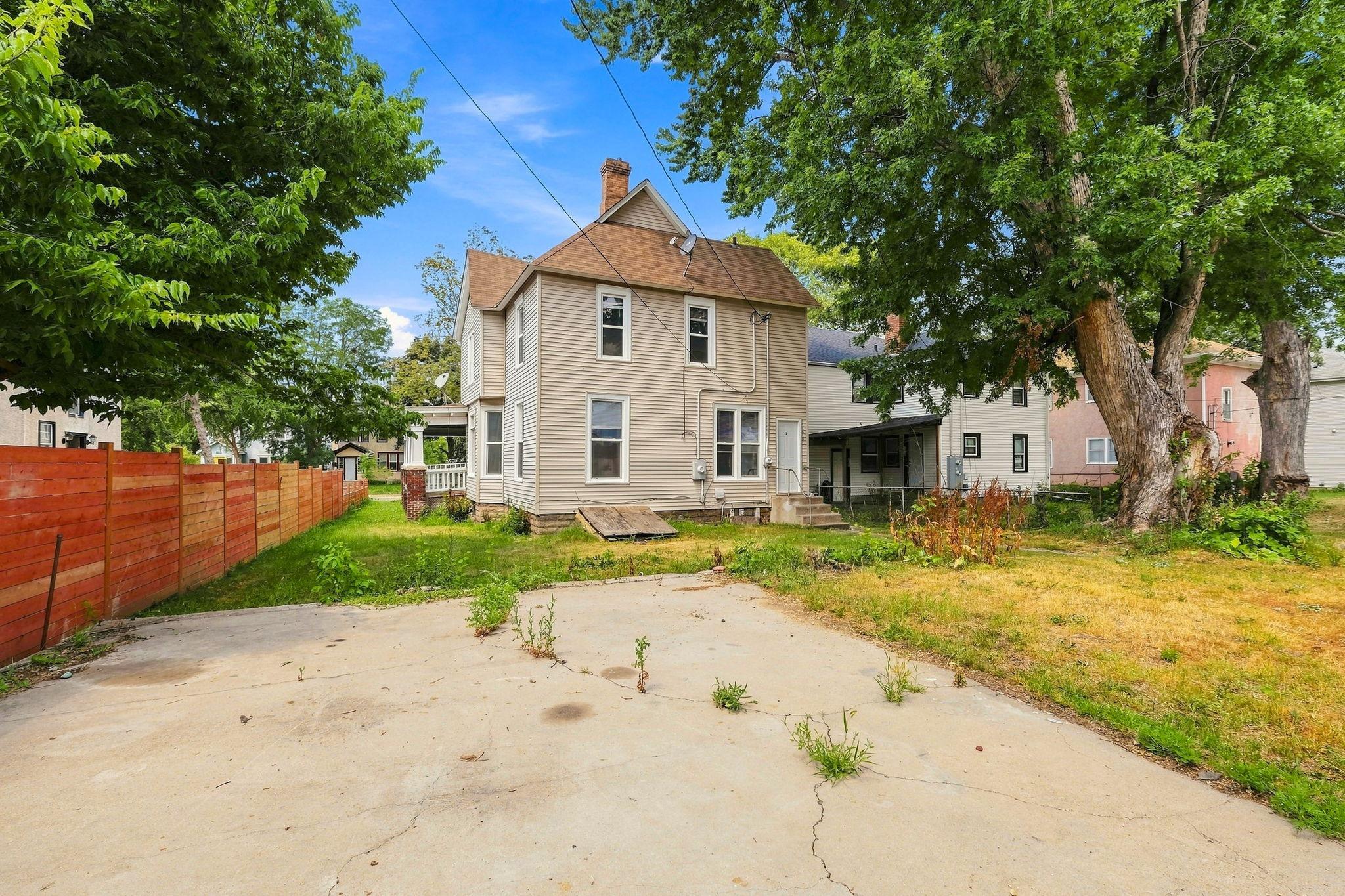 2410 James Avenue N Property Photo 32