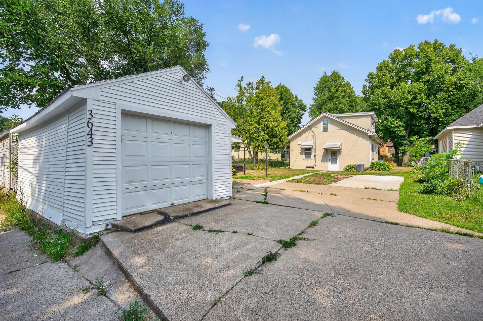 3643 Queen Avenue N Property Photo 26