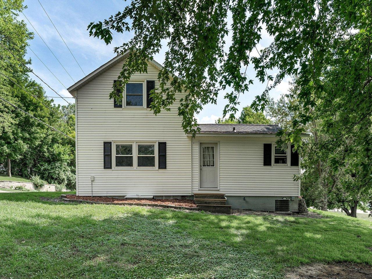 828 Clinton Street E Property Photo 1