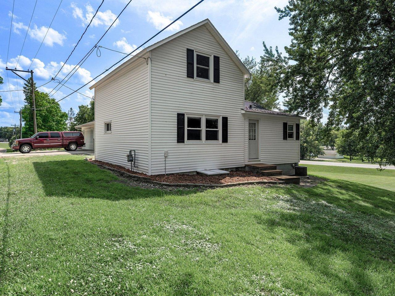 828 Clinton Street E Property Photo 3