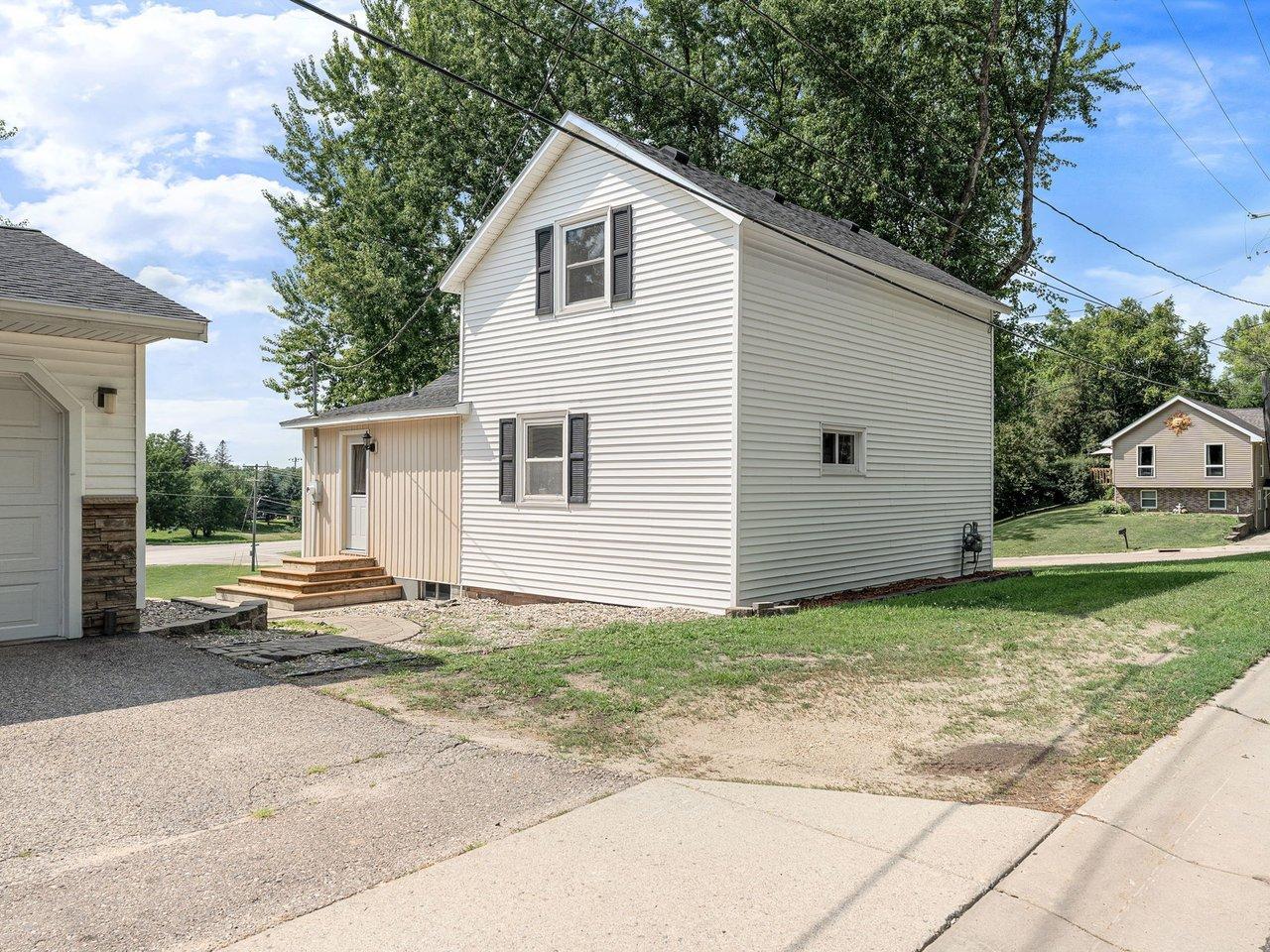 828 Clinton Street E Property Photo 4