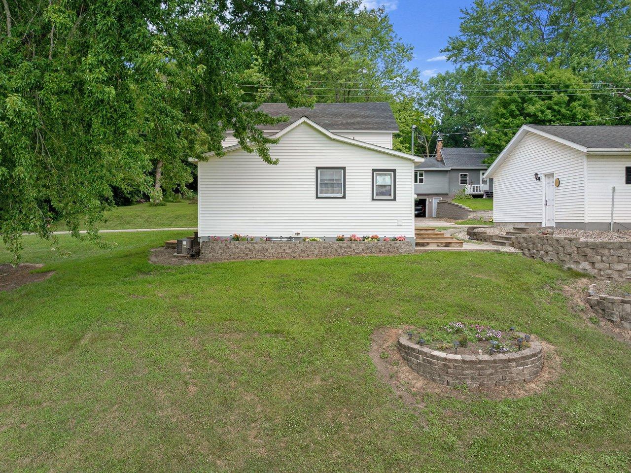 828 Clinton Street E Property Photo 11