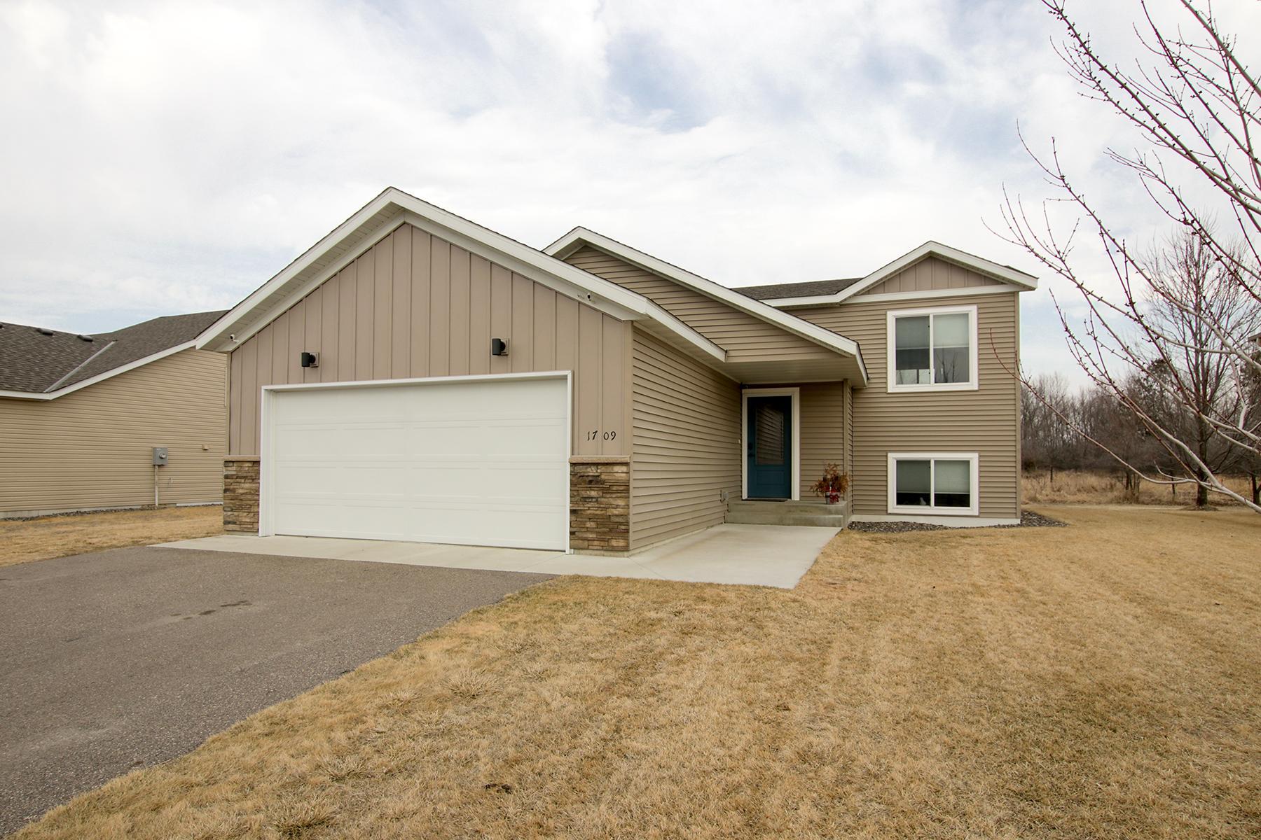 1709 Maple Leaf Lane Property Photo 2