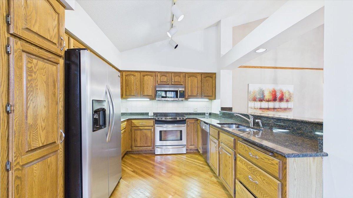 16407 Grenwich Terrace Property Photo 3