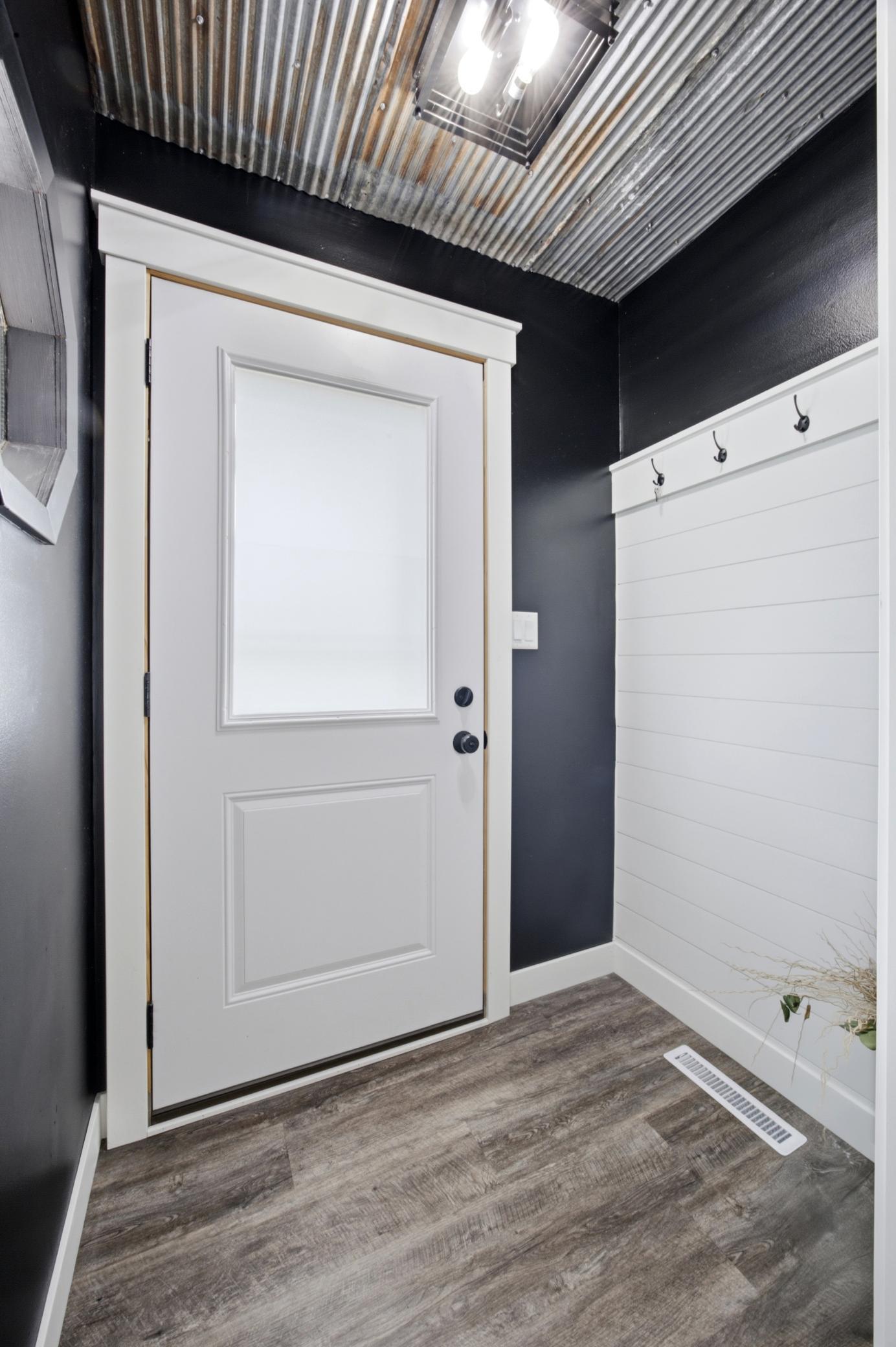 115 Park Avenue E Property Photo 4