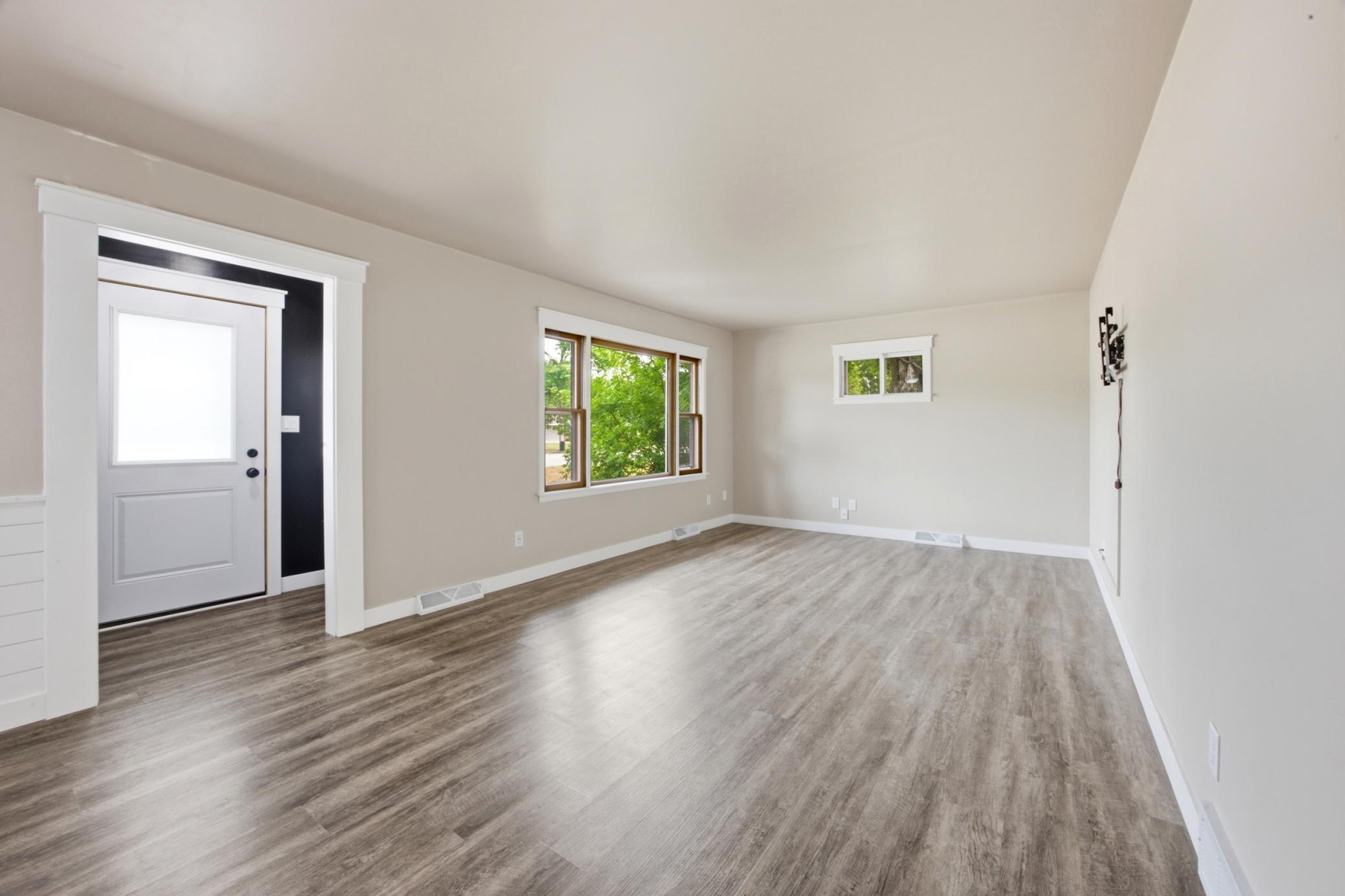 115 Park Avenue E Property Photo 6