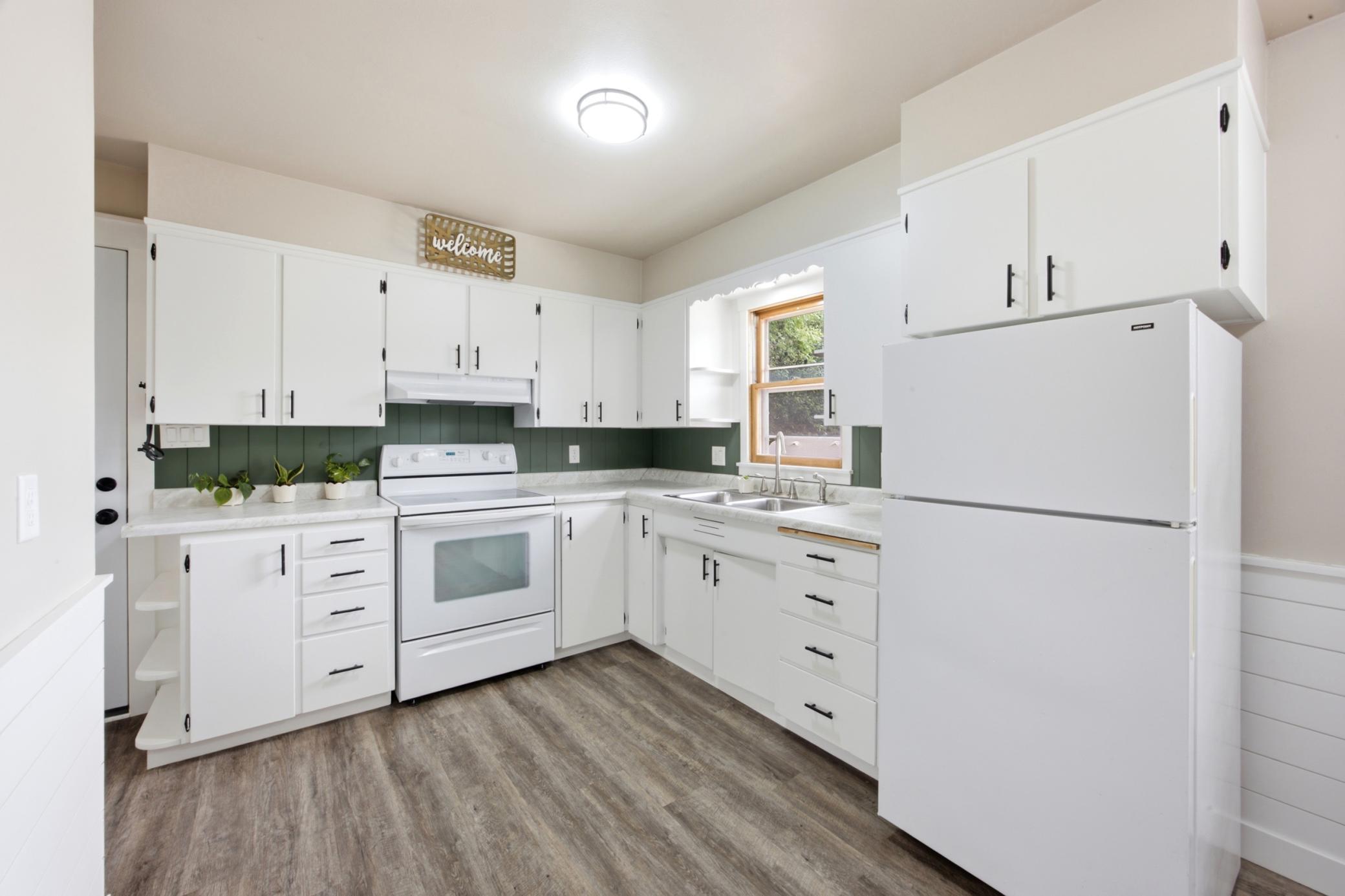 115 Park Avenue E Property Photo 7