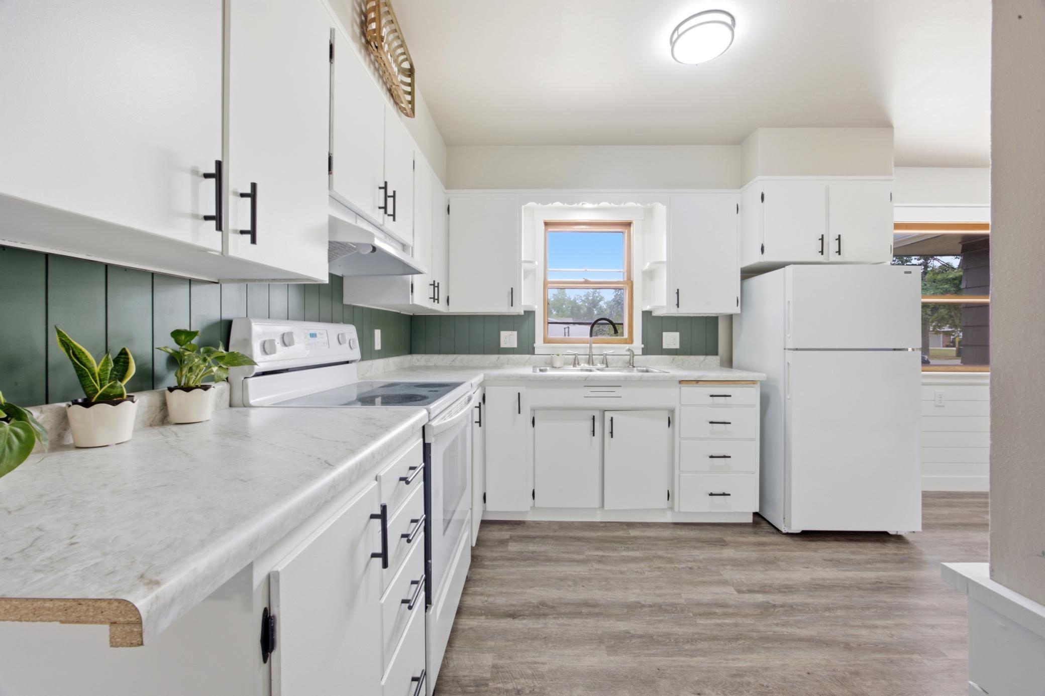 115 Park Avenue E Property Photo 8