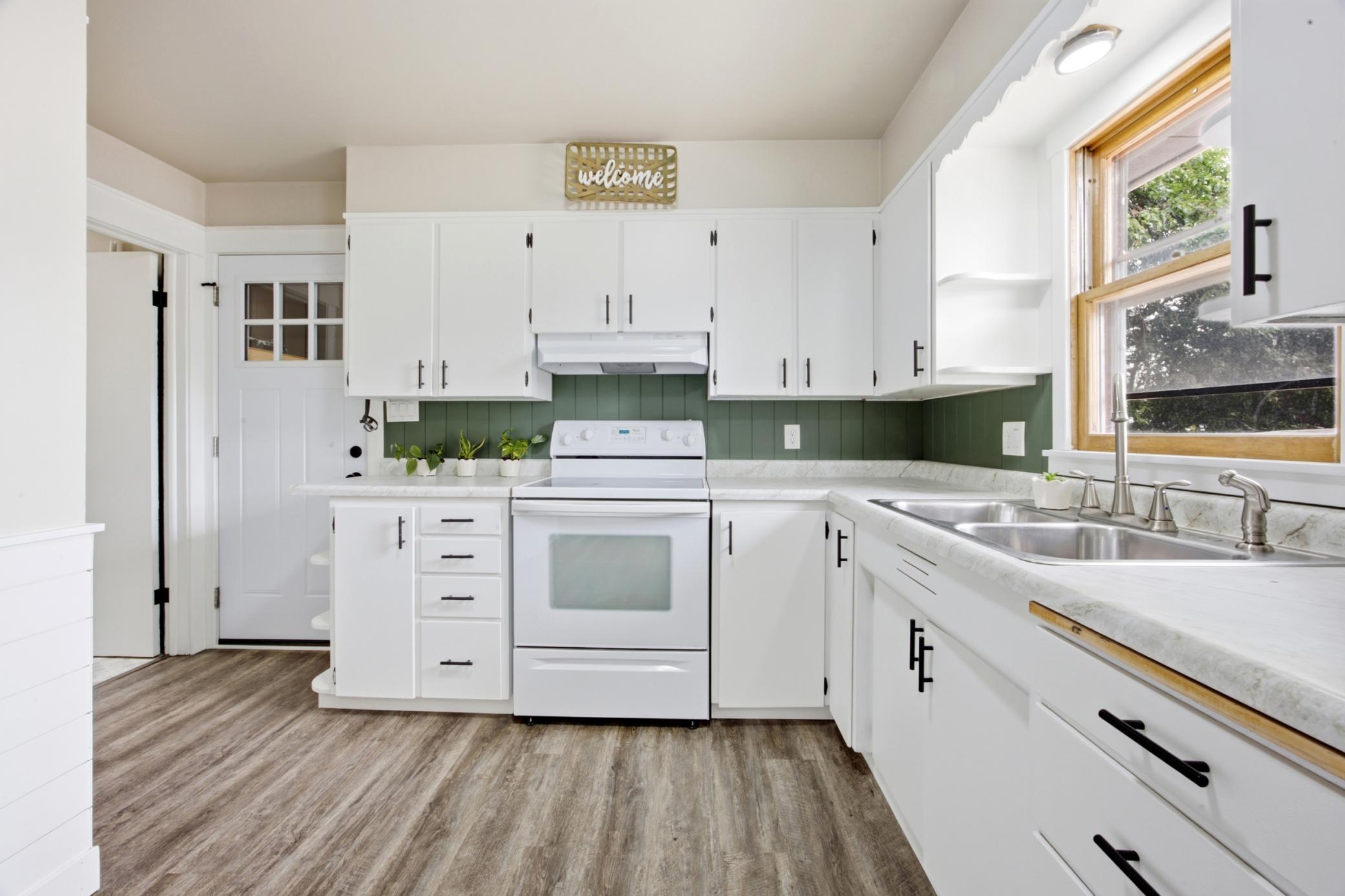 115 Park Avenue E Property Photo 9