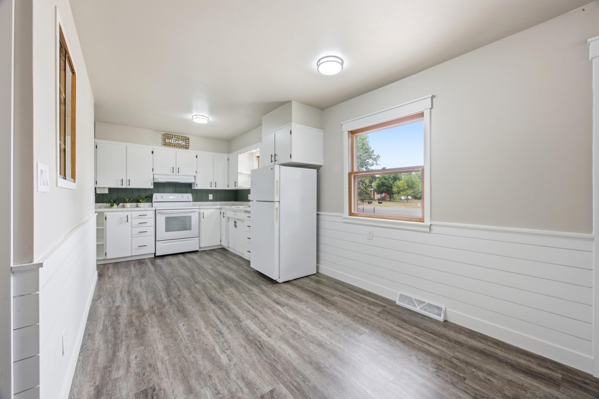 115 Park Avenue E Property Photo 12