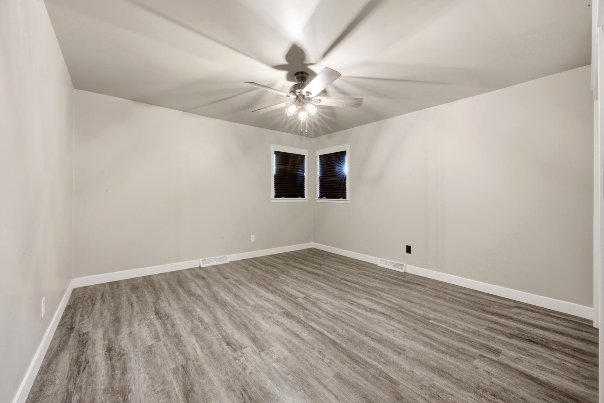 115 Park Avenue E Property Photo 13