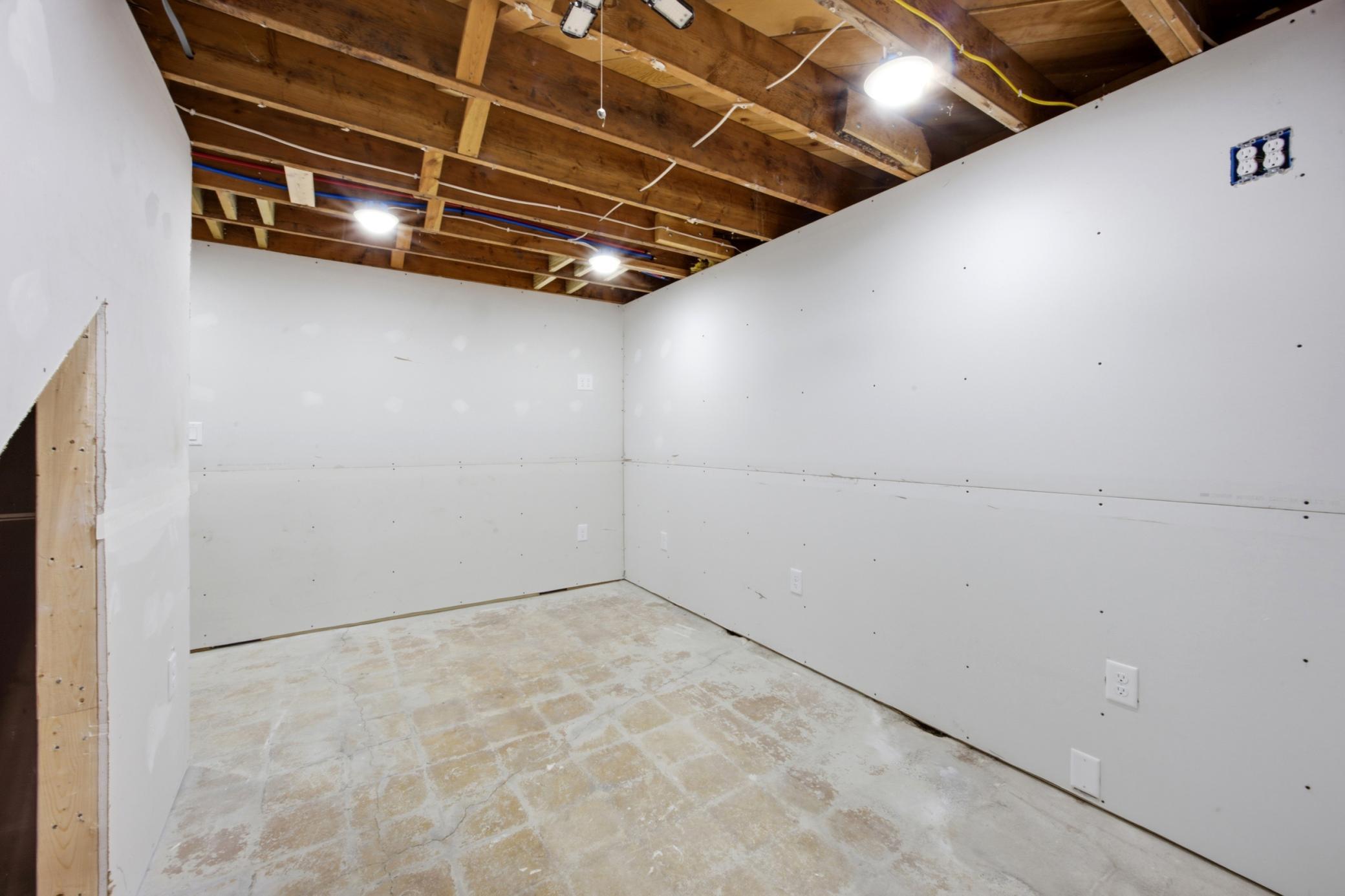 115 Park Avenue E Property Photo 21
