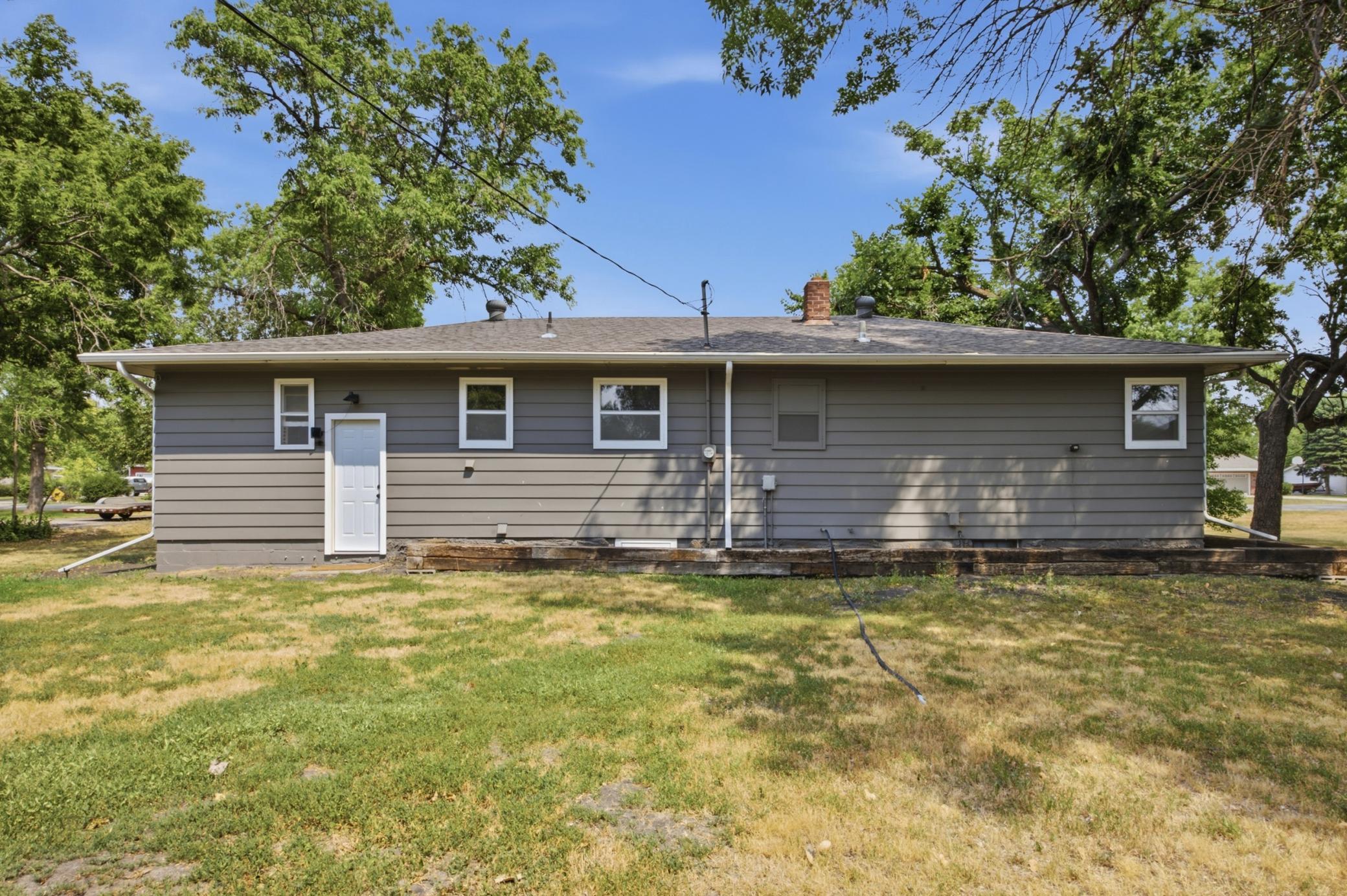 115 Park Avenue E Property Photo 25