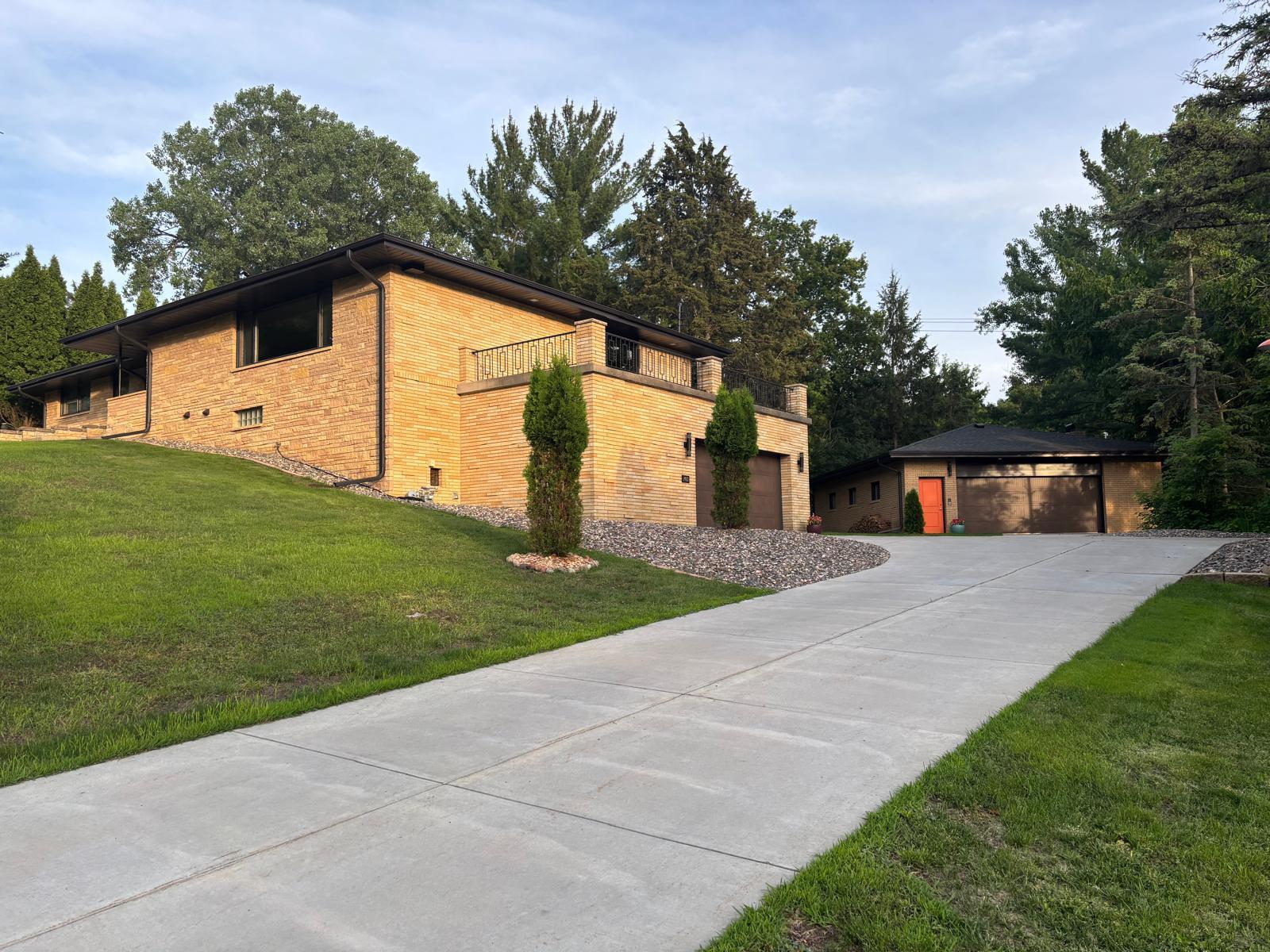 1472 Bridgeview Avenue Property Photo 1