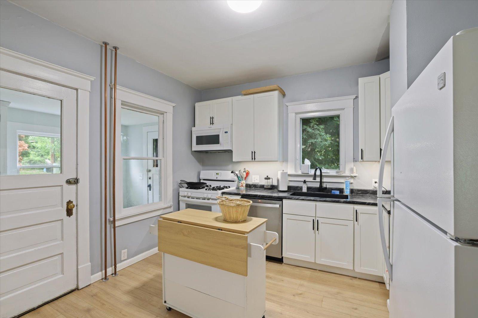 403 Cole Street Property Photo 4