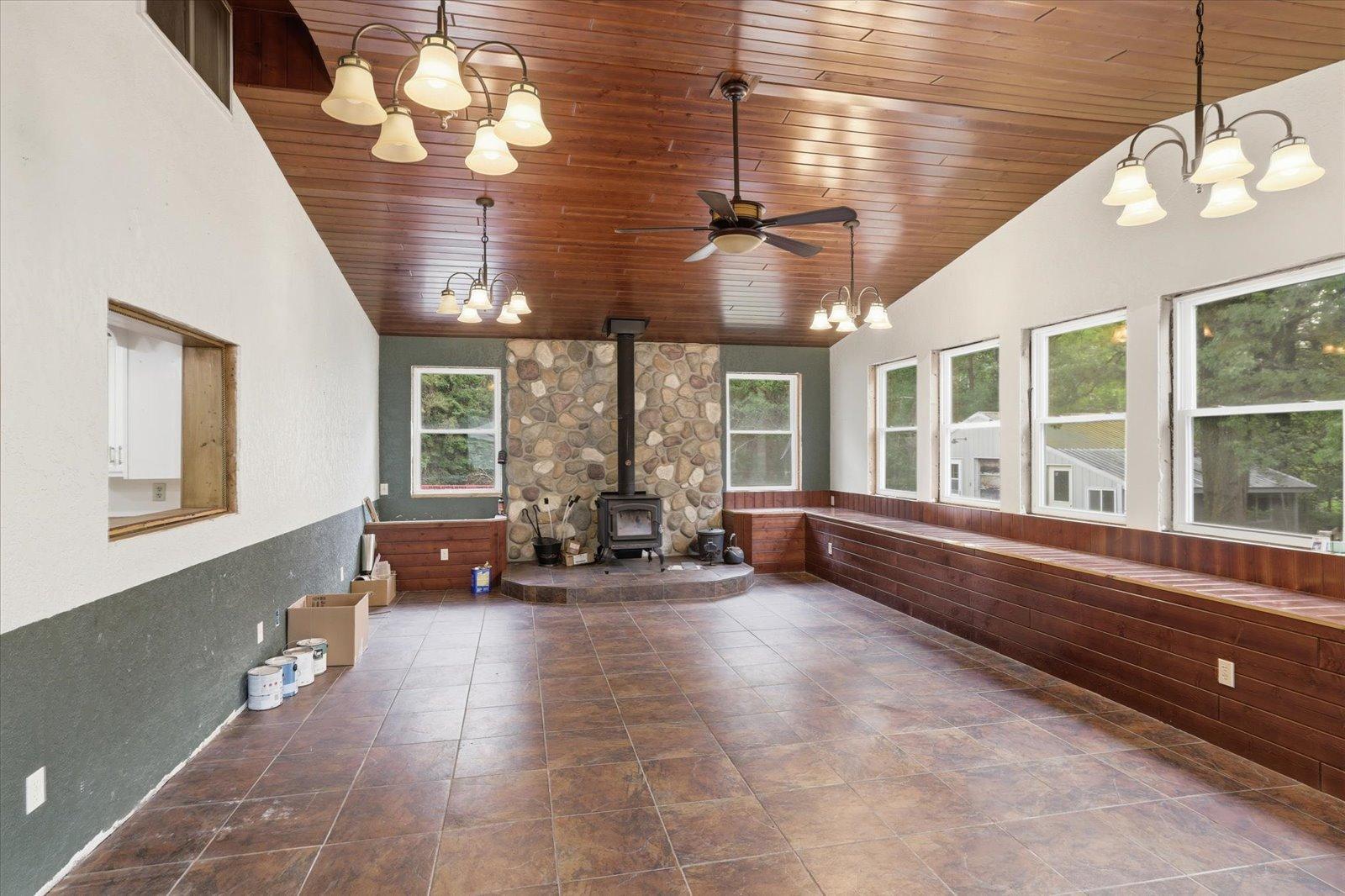 27679 Splithand Road Property Photo 5