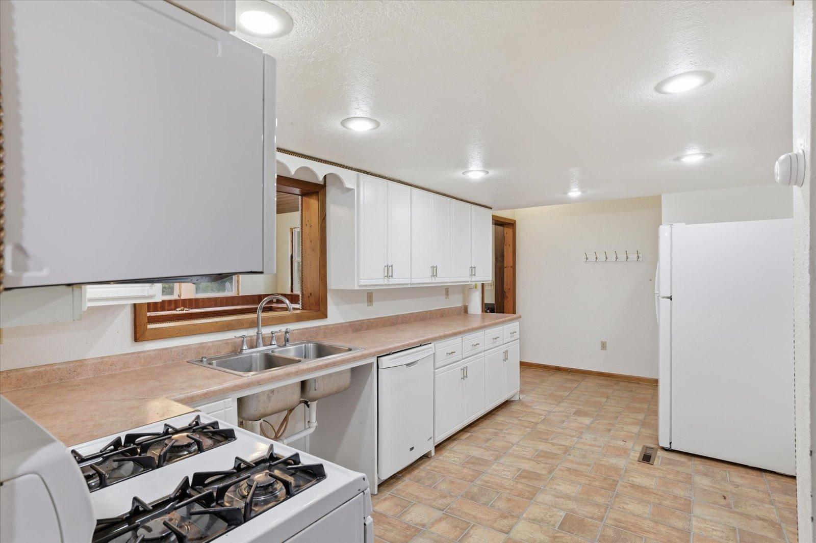 27679 Splithand Road Property Photo 8