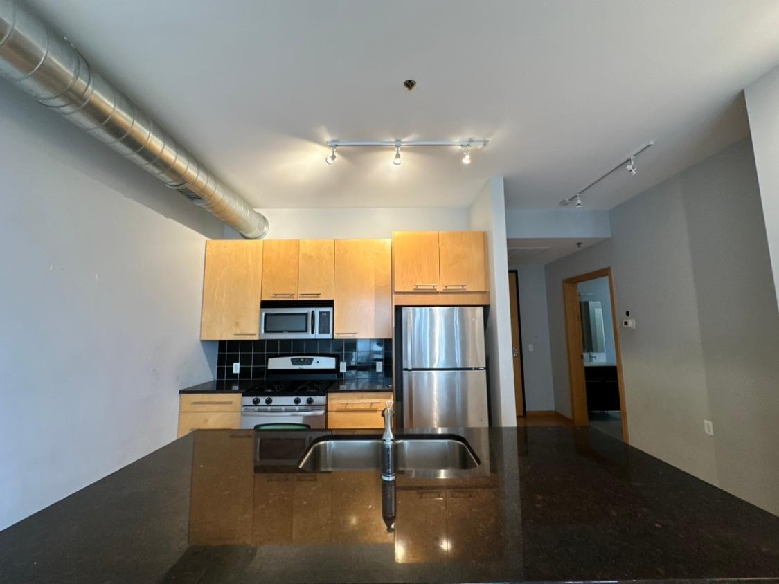 1211 Lagoon Avenue 405 Property Photo 8