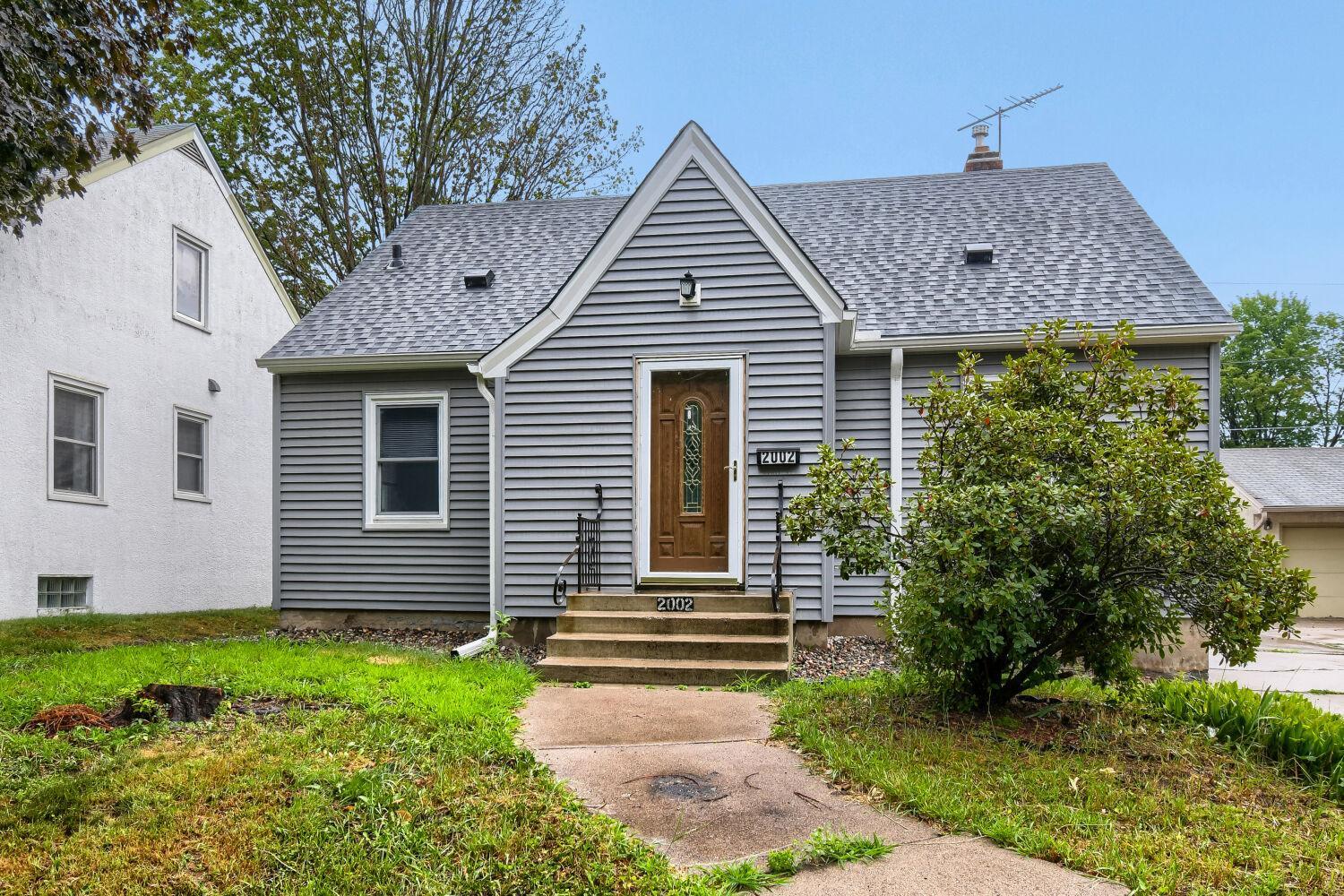 2002 Bush Avenue E Property Photo 1