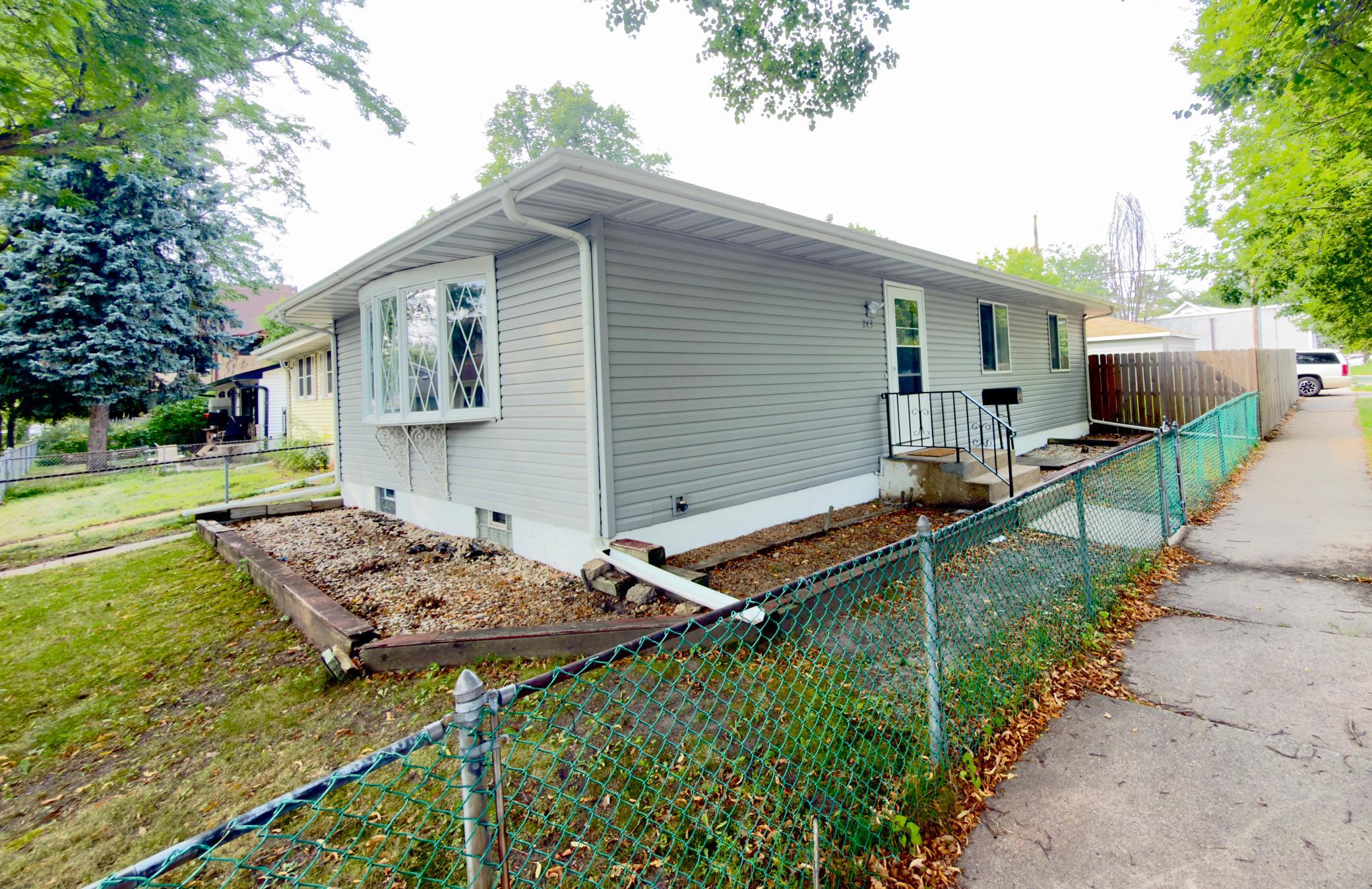 243 Winifred Street E Property Photo 2