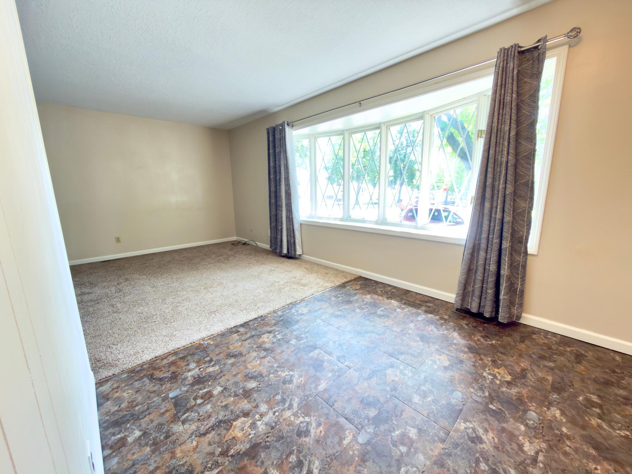 243 Winifred Street E Property Photo 9