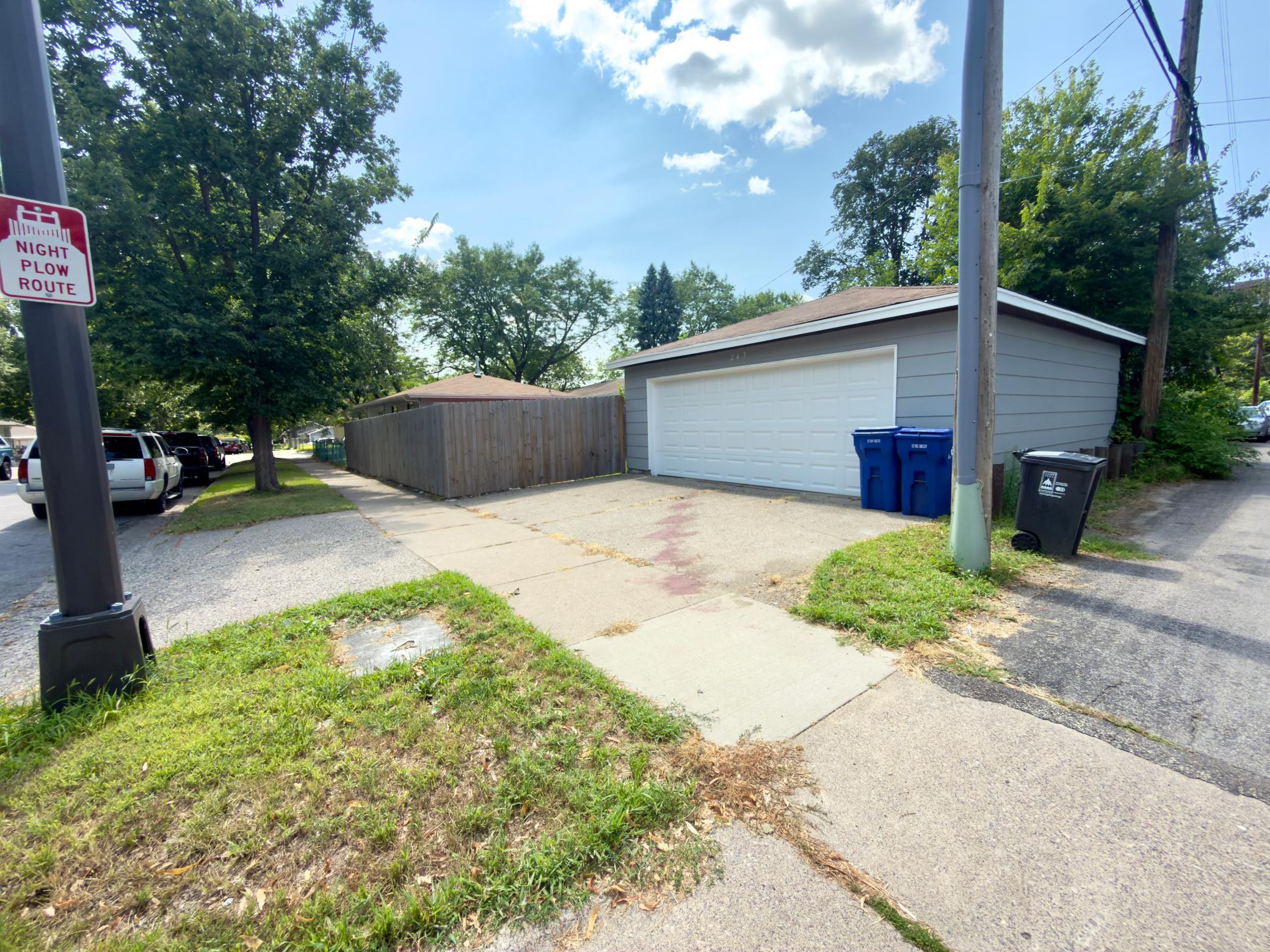 243 Winifred Street E Property Photo 34