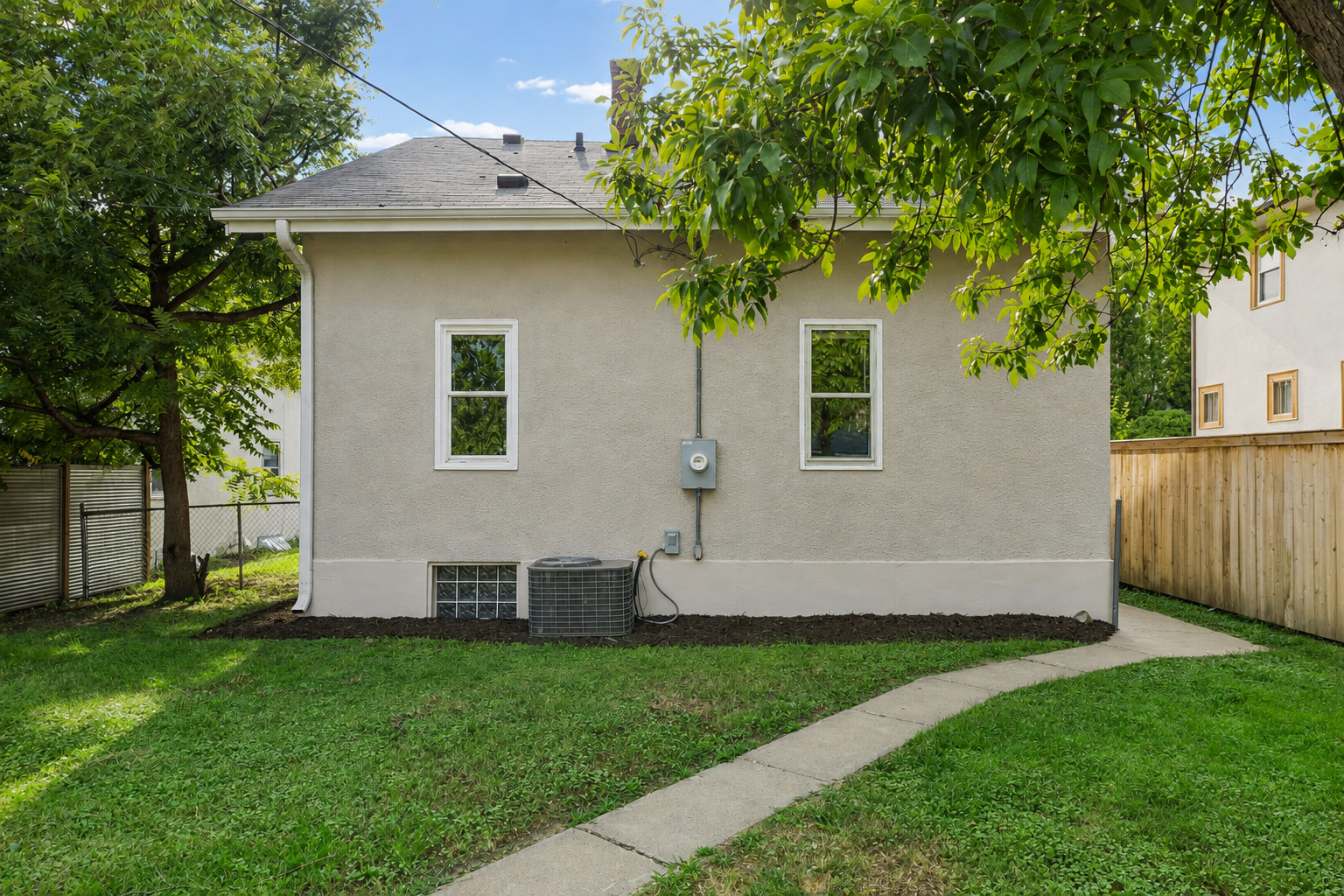 1614 Vincent Avenue N Property Photo 23