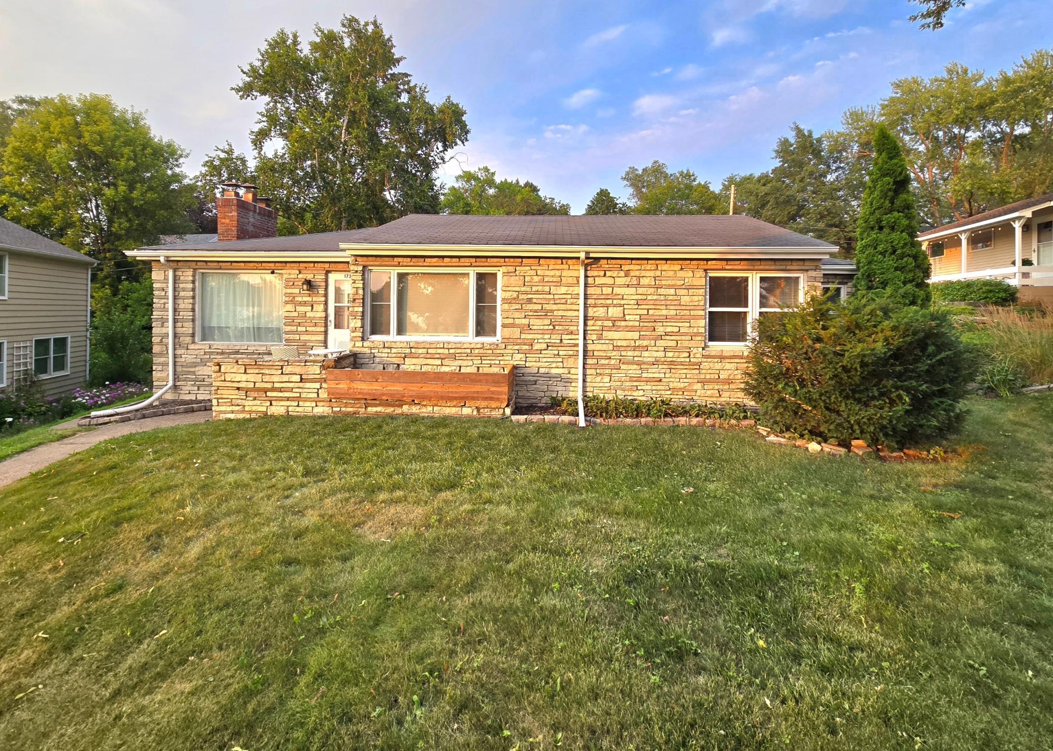 1736 E Shore Drive Property Photo 2