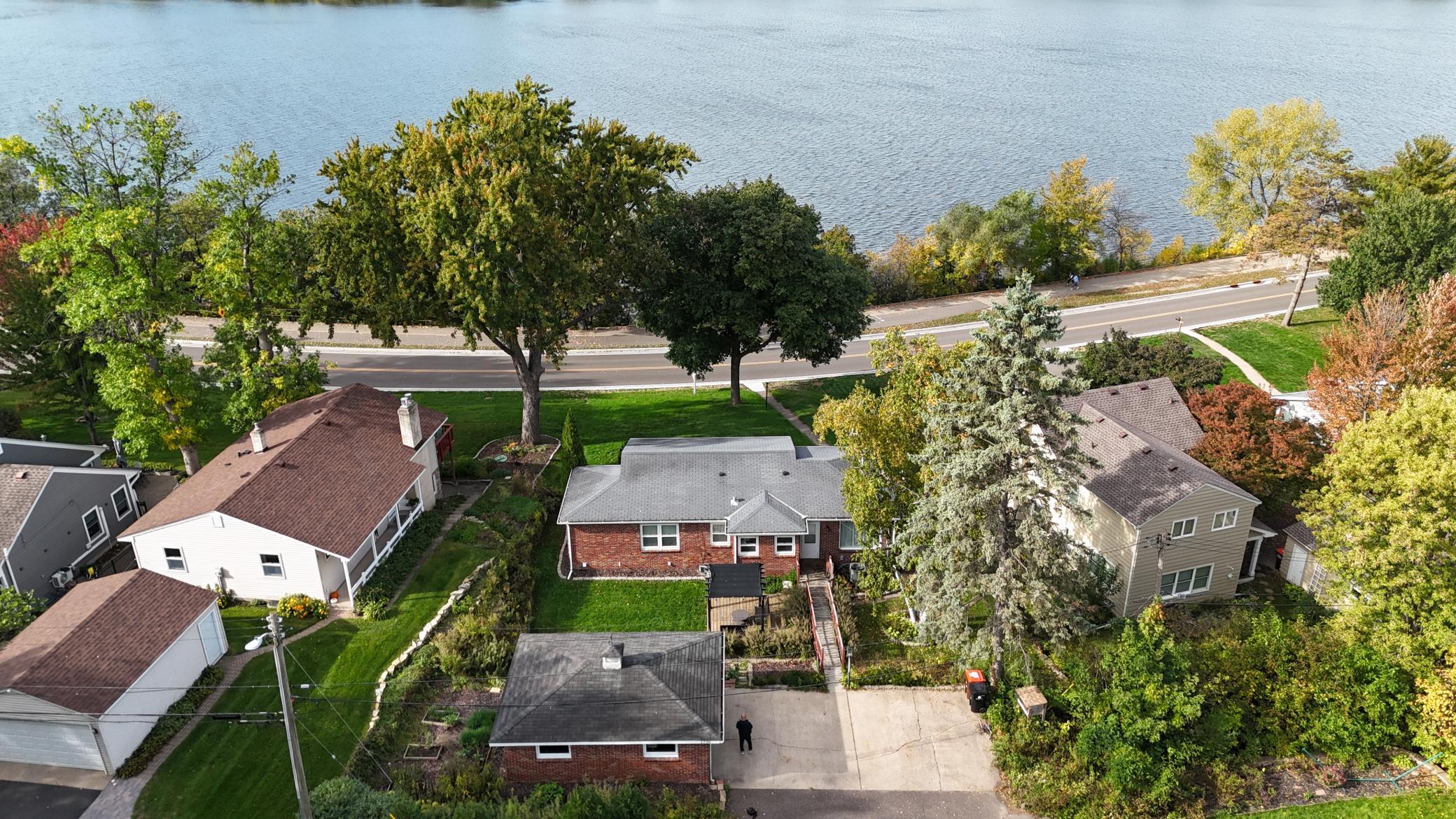 1736 E Shore Drive Property Photo 2