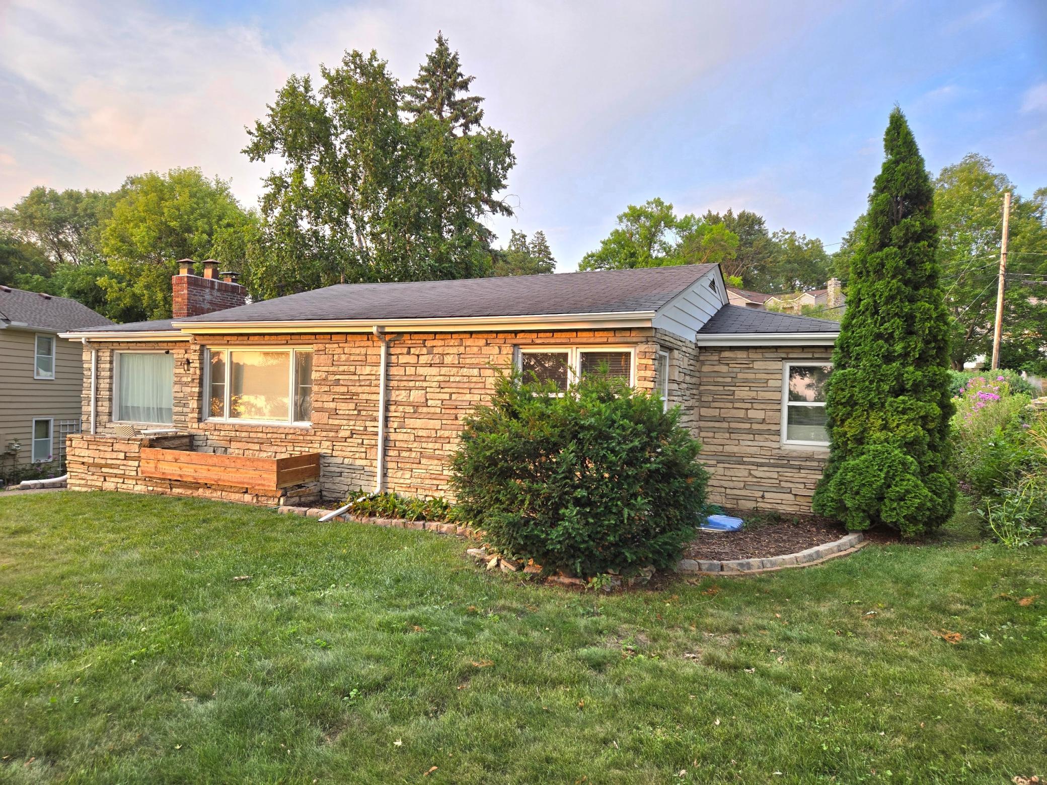 1736 E Shore Drive Property Photo 3