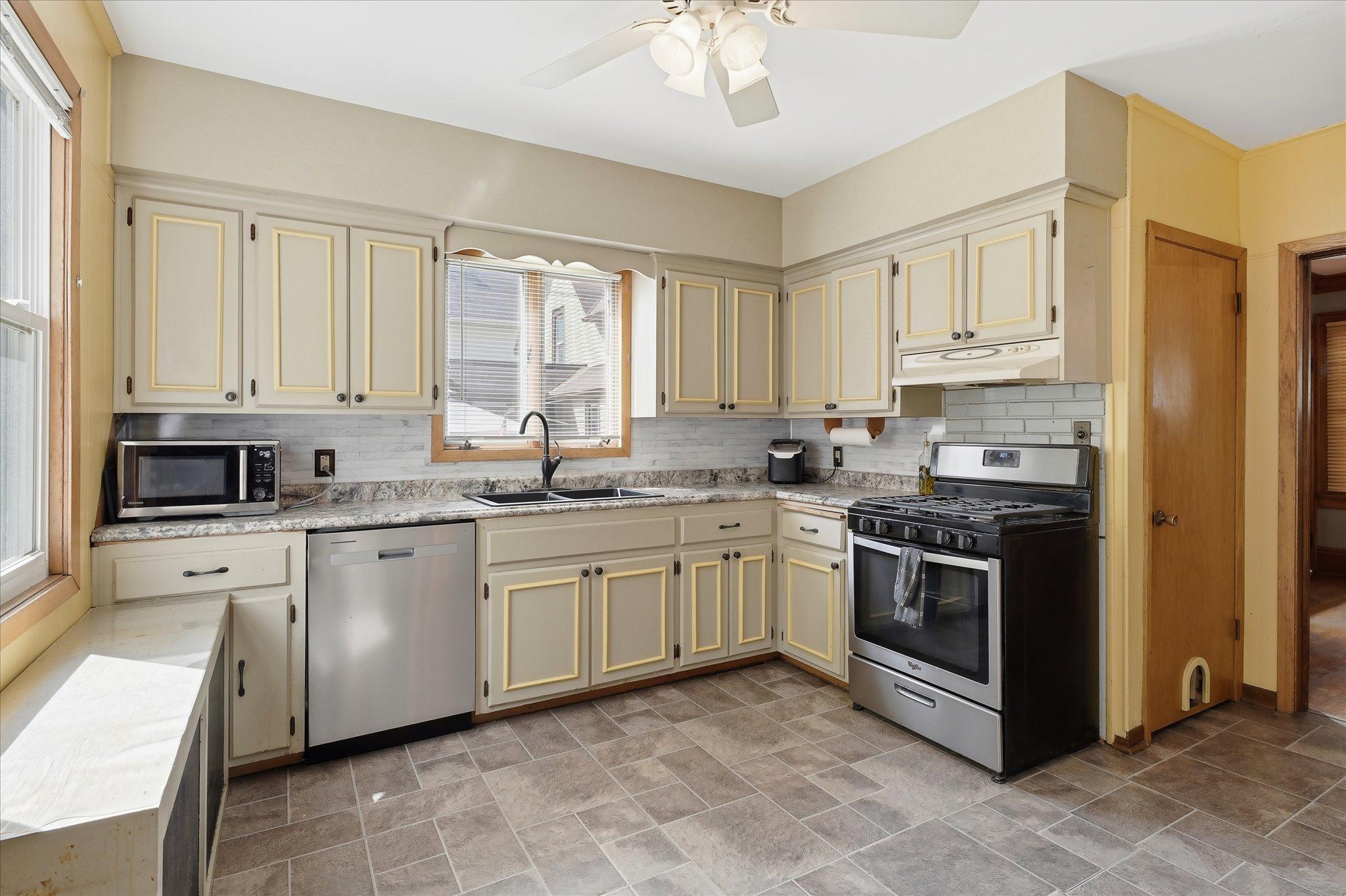 252 Stevens Street W Property Photo 13