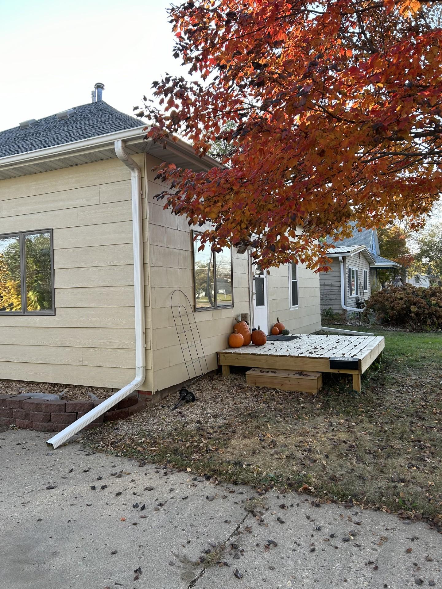 910 4th Street SE Property Photo 1