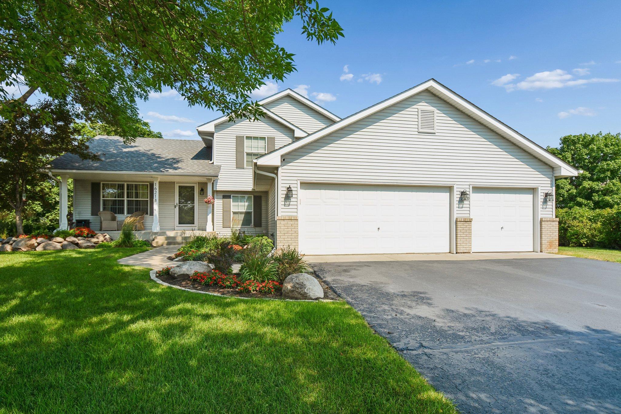 16218 Parkview Drive Se Property Photo 1
