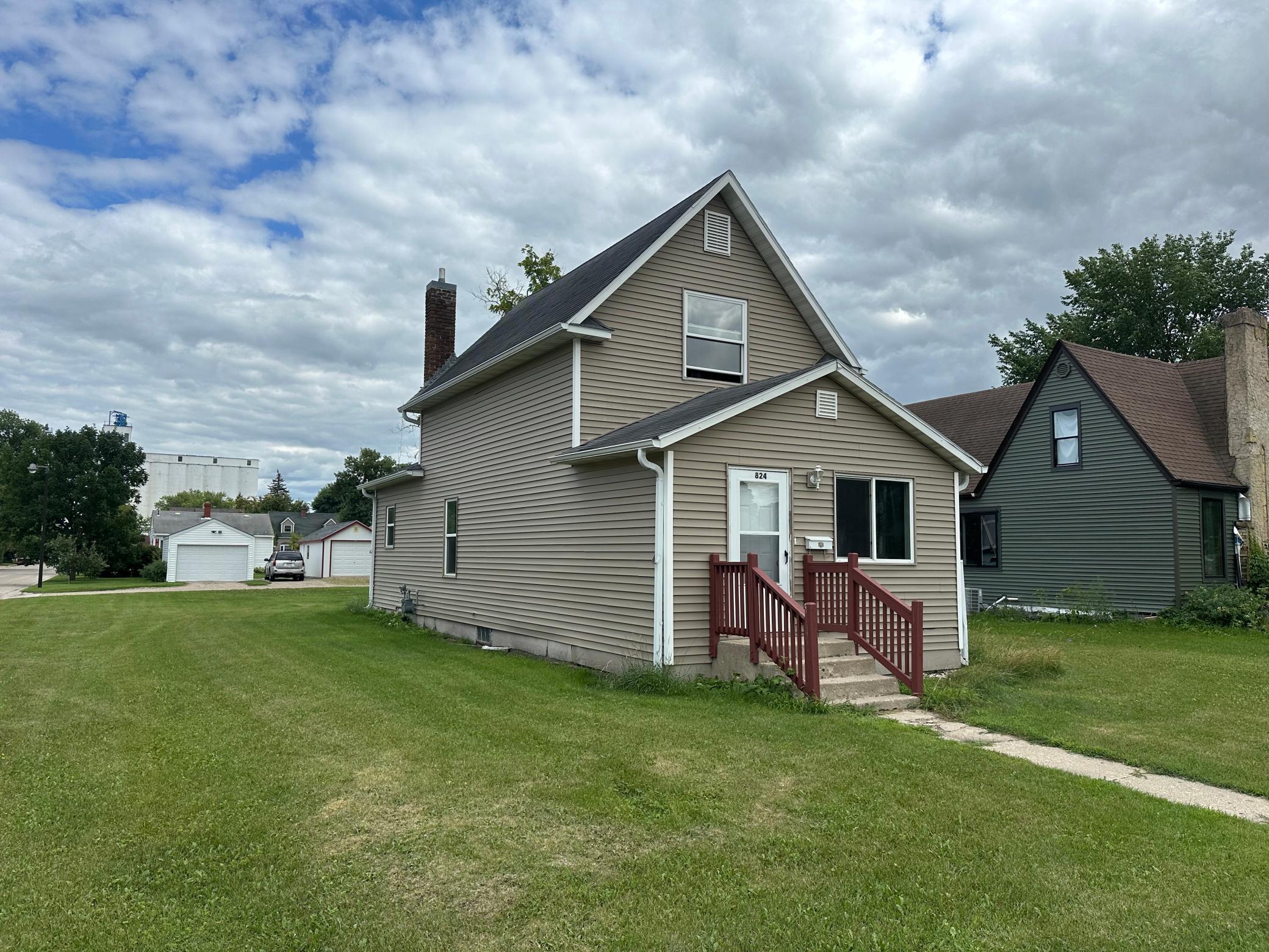 824 Labree Avenue N Property Photo 1