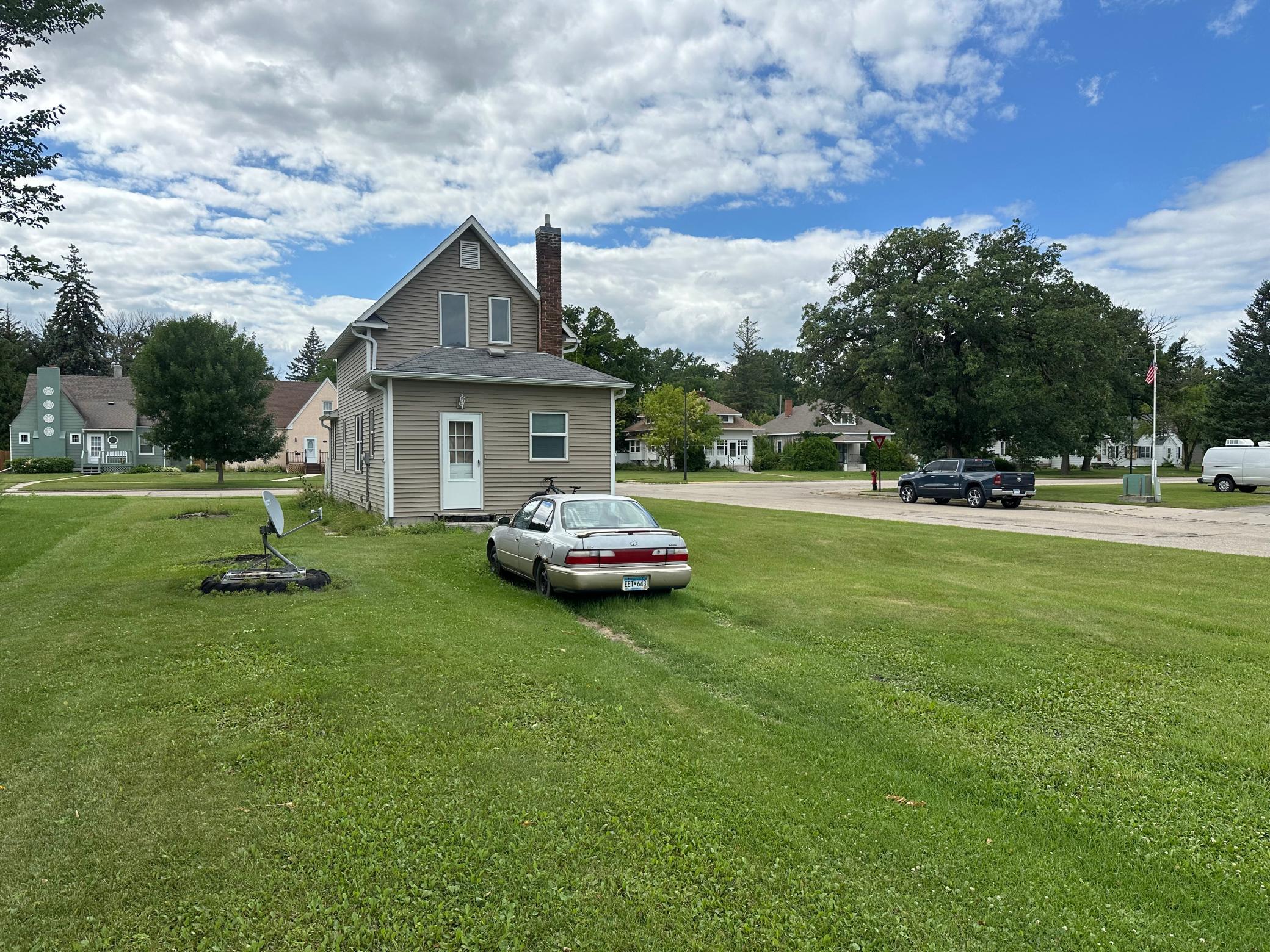 824 Labree Avenue N Property Photo 3