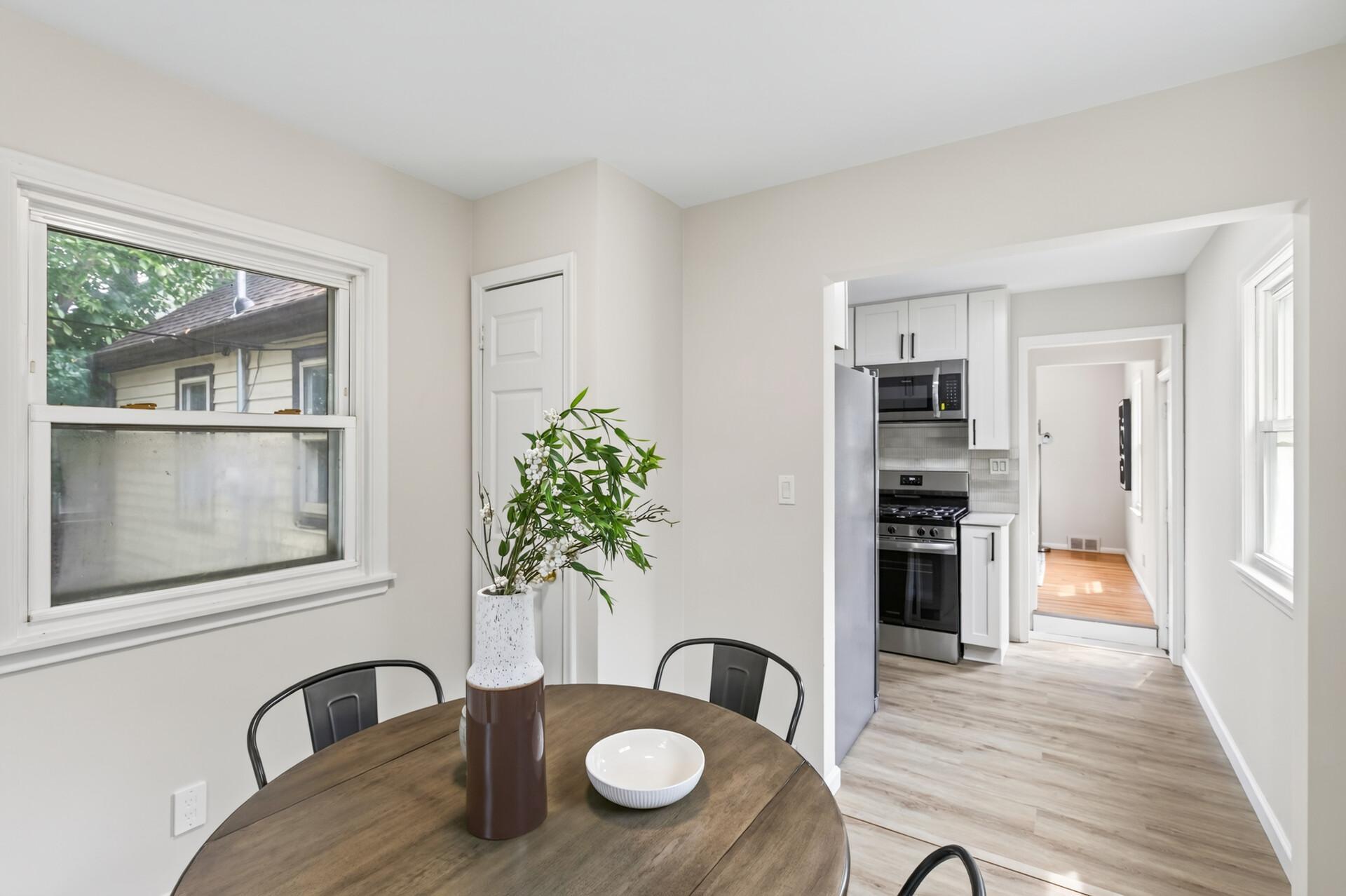 1859 Hoyt Avenue E Property Photo 8
