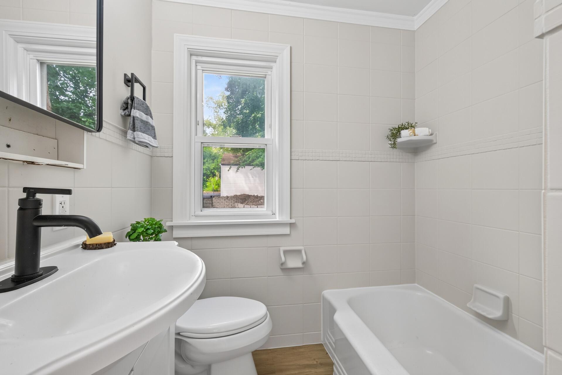 1859 Hoyt Avenue E Property Photo 9