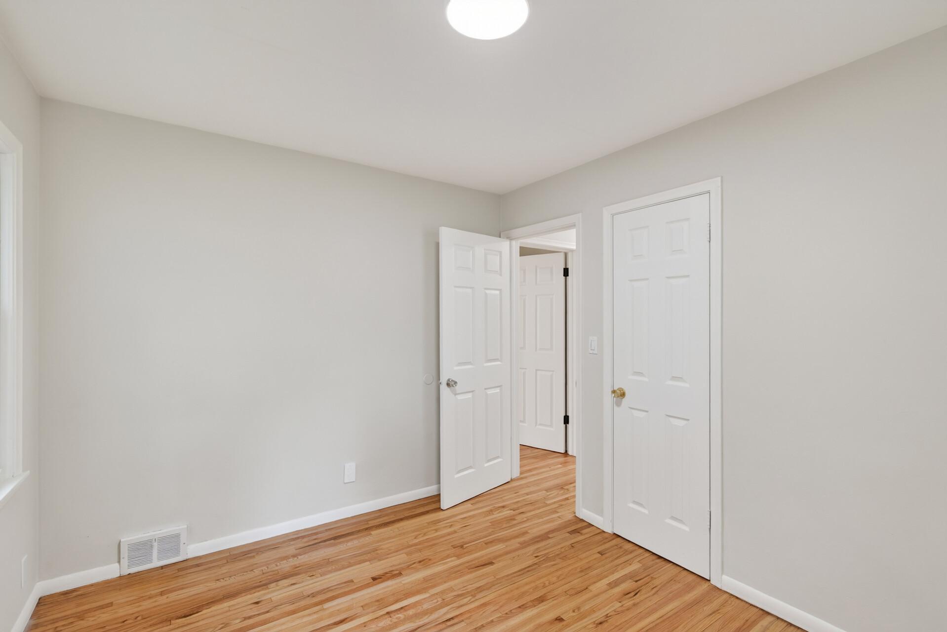 1859 Hoyt Avenue E Property Photo 10