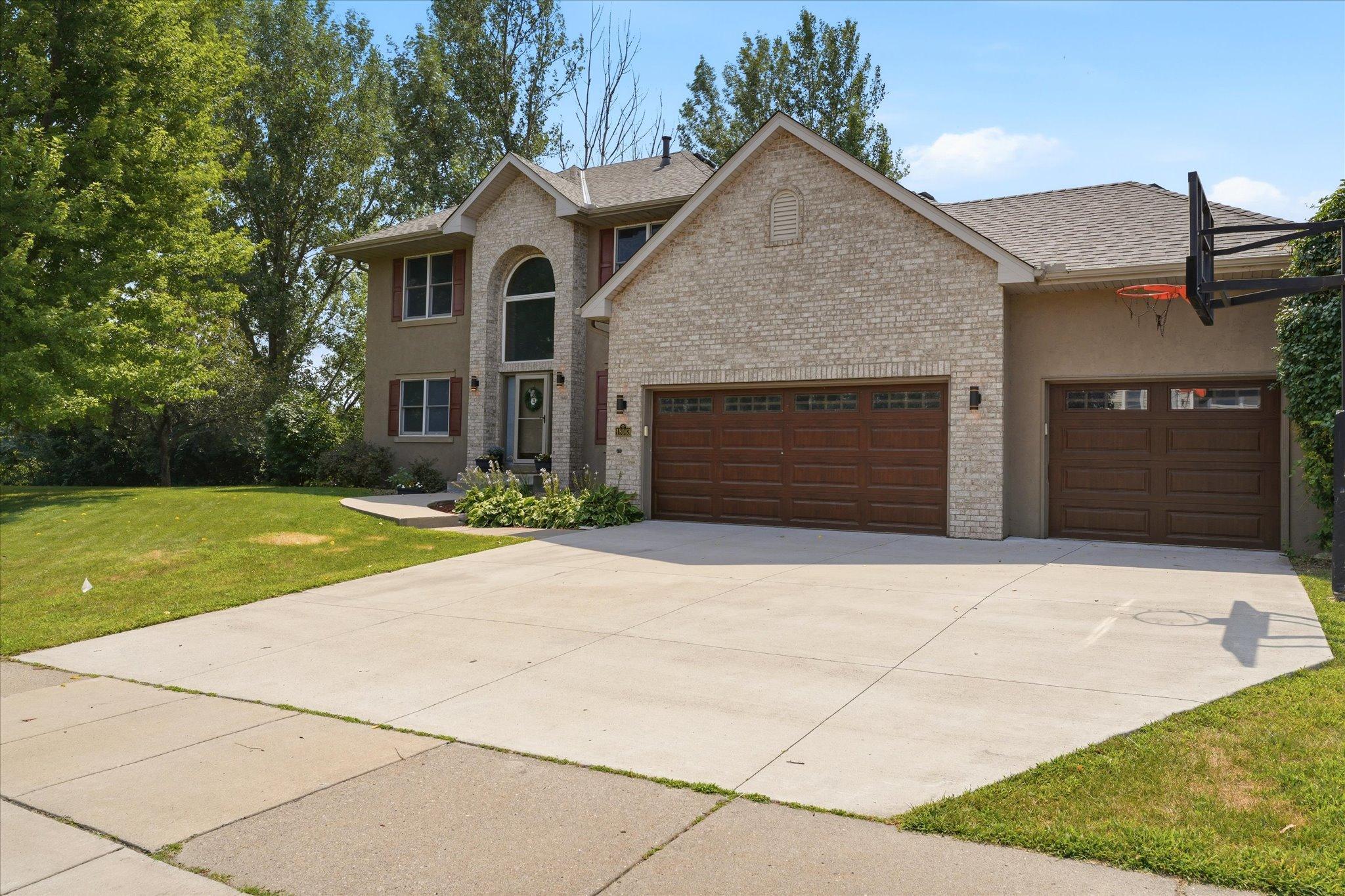 18043 Gladstone Boulevard N Property Photo 6