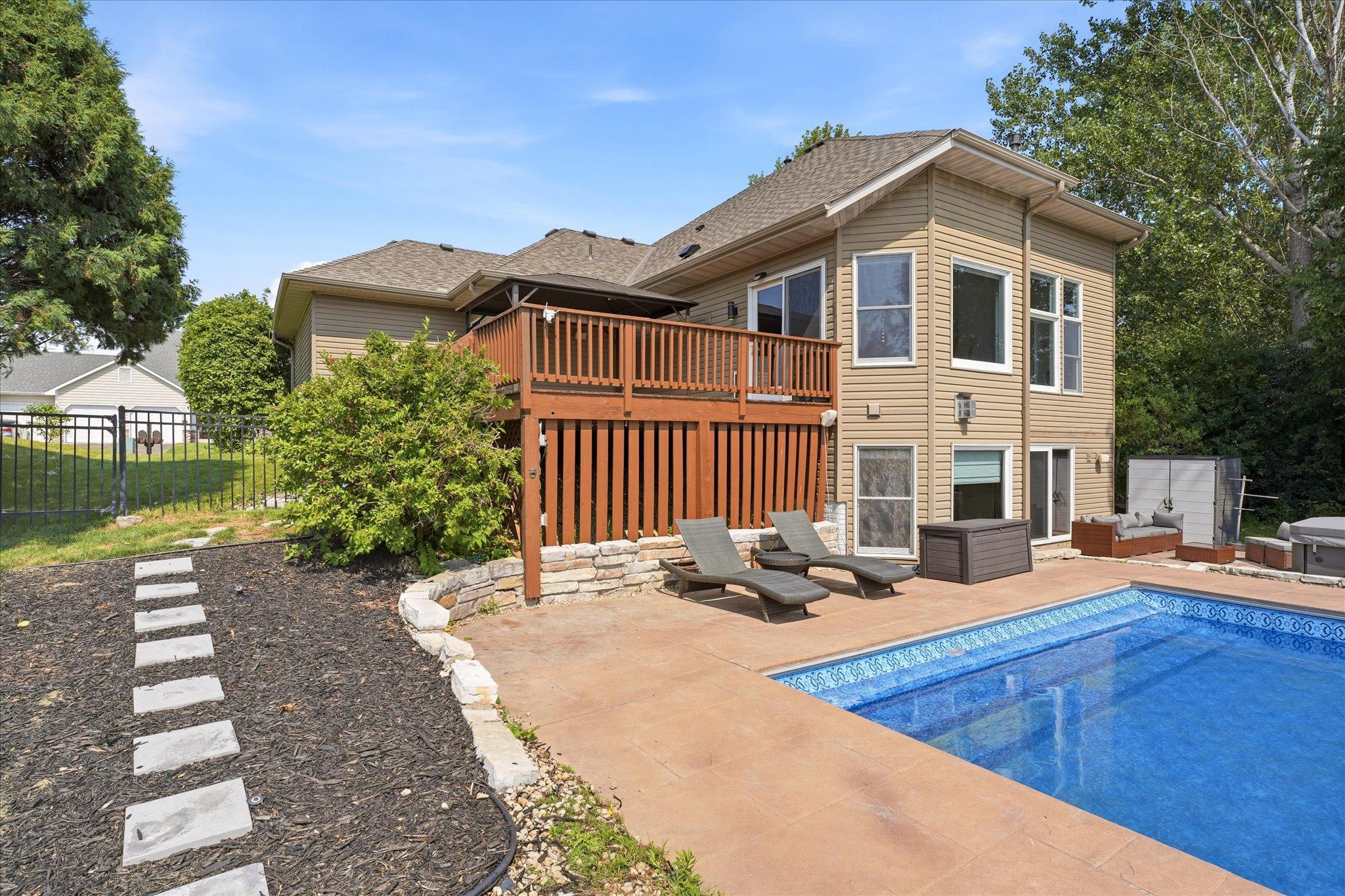 18043 Gladstone Boulevard N Property Photo 67