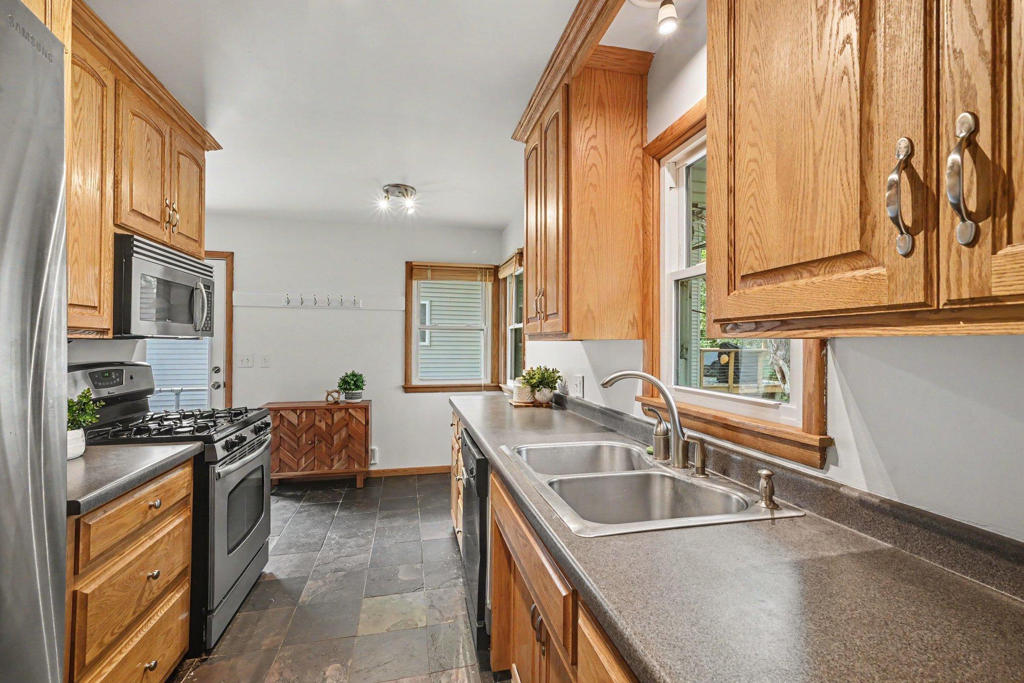 2733 Parkview Boulevard Property Photo 5