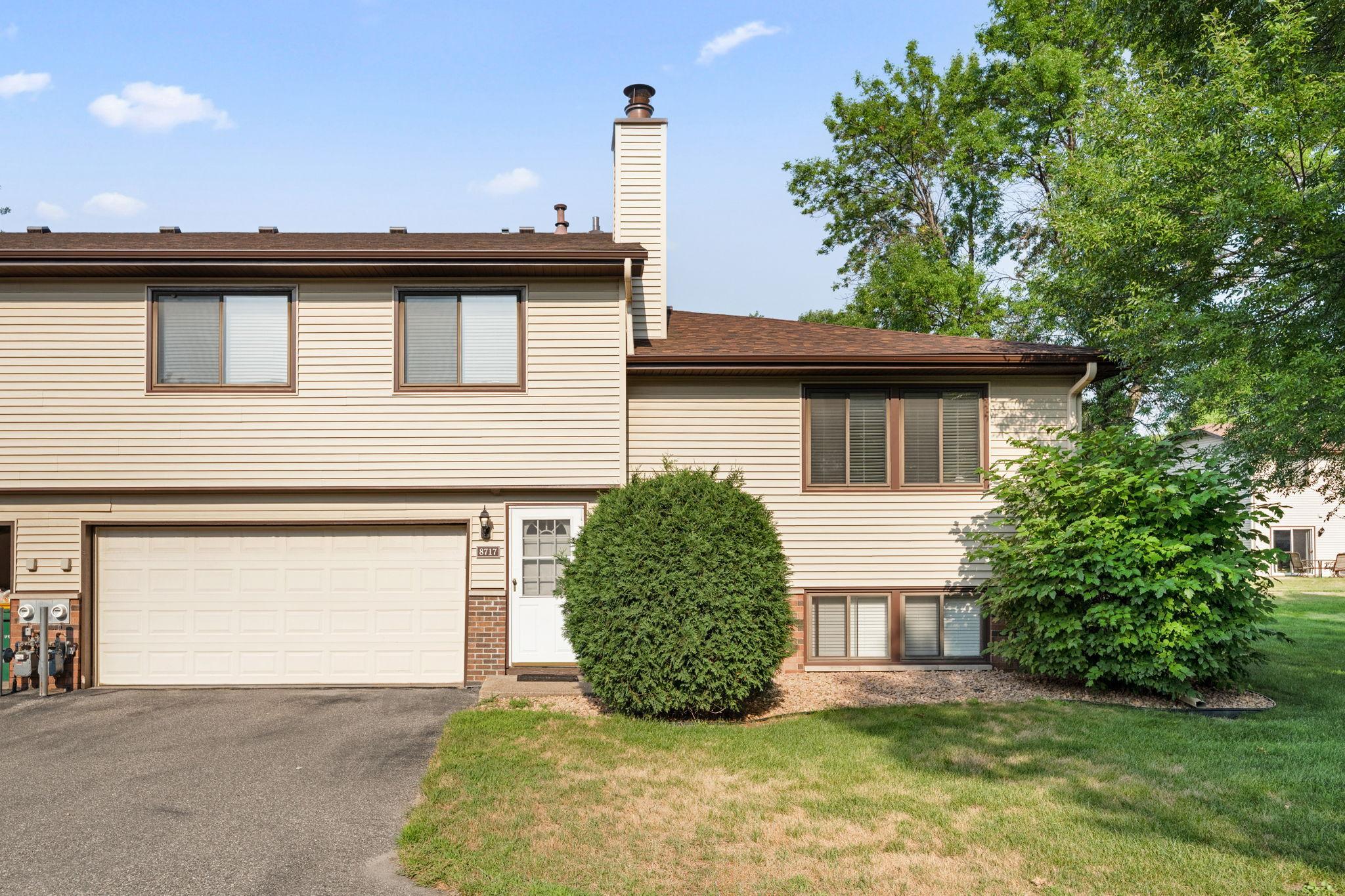 8717 N Maplebrook Circle Property Photo 1