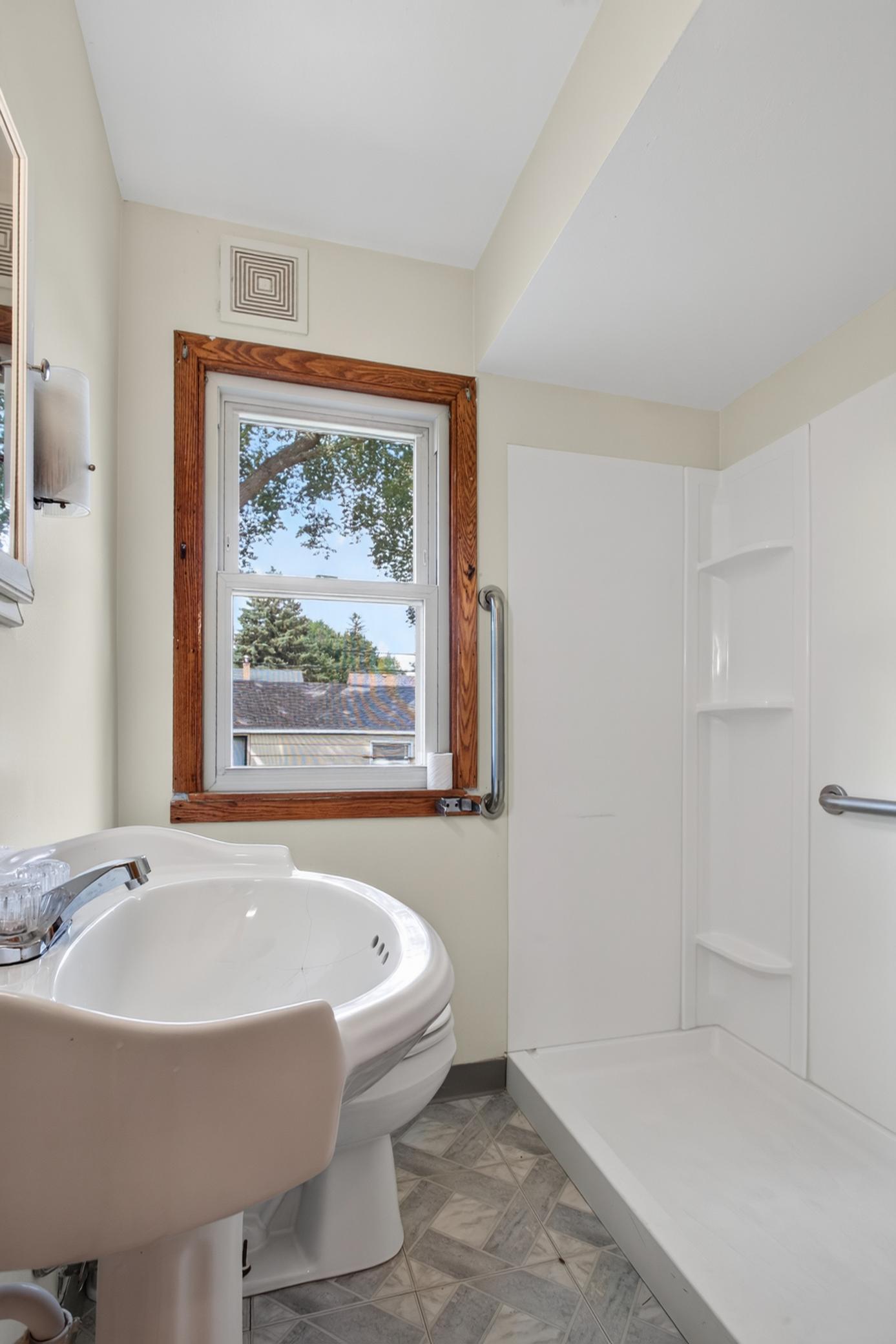 5045 Upton Avenue N Property Photo 9