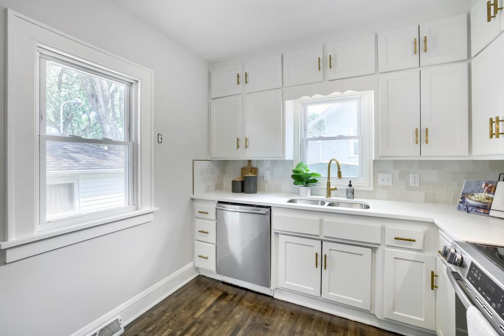 1900 E 42nd Street Property Photo 9