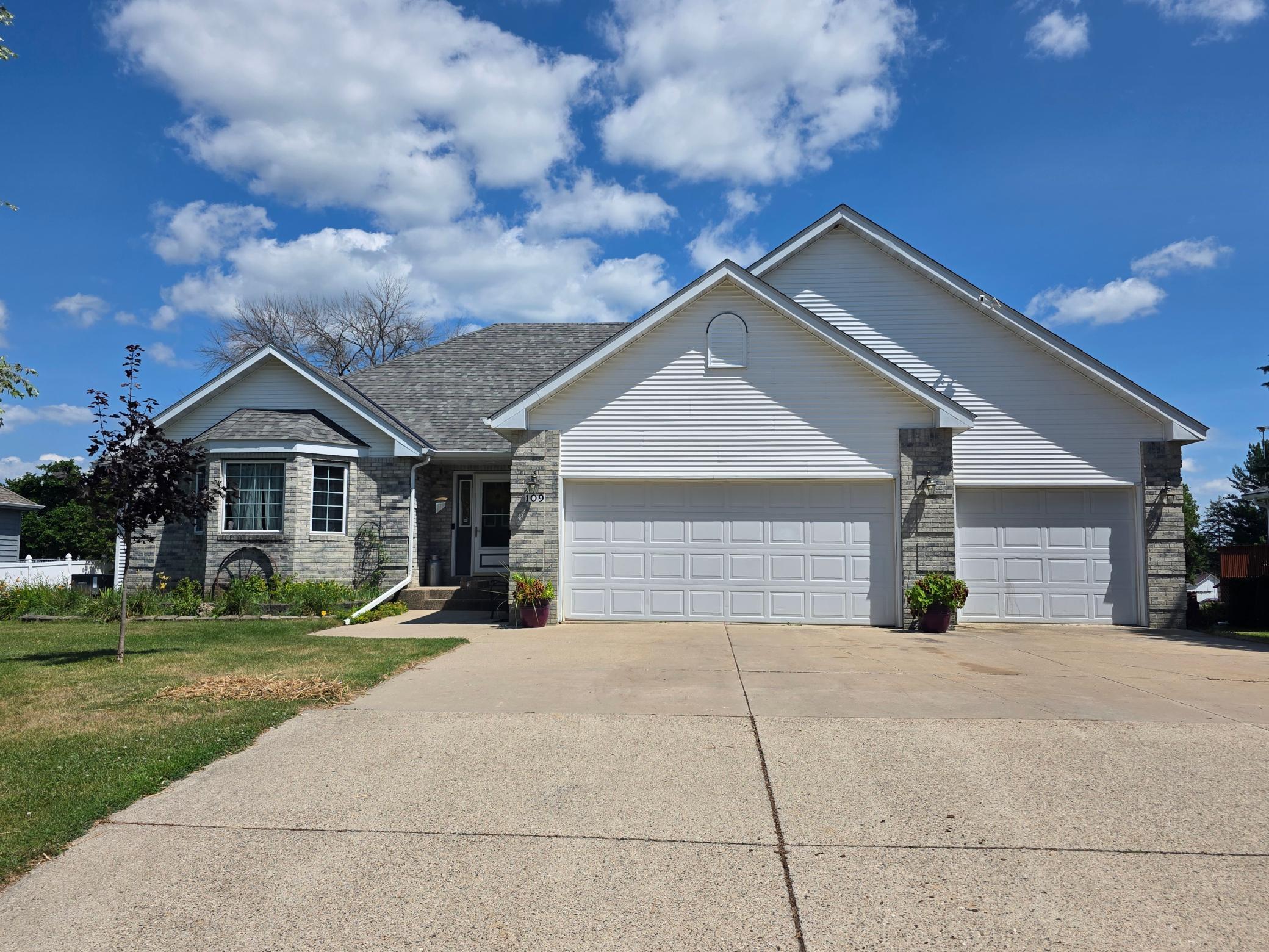 109 Anglewood Drive Property Photo 1