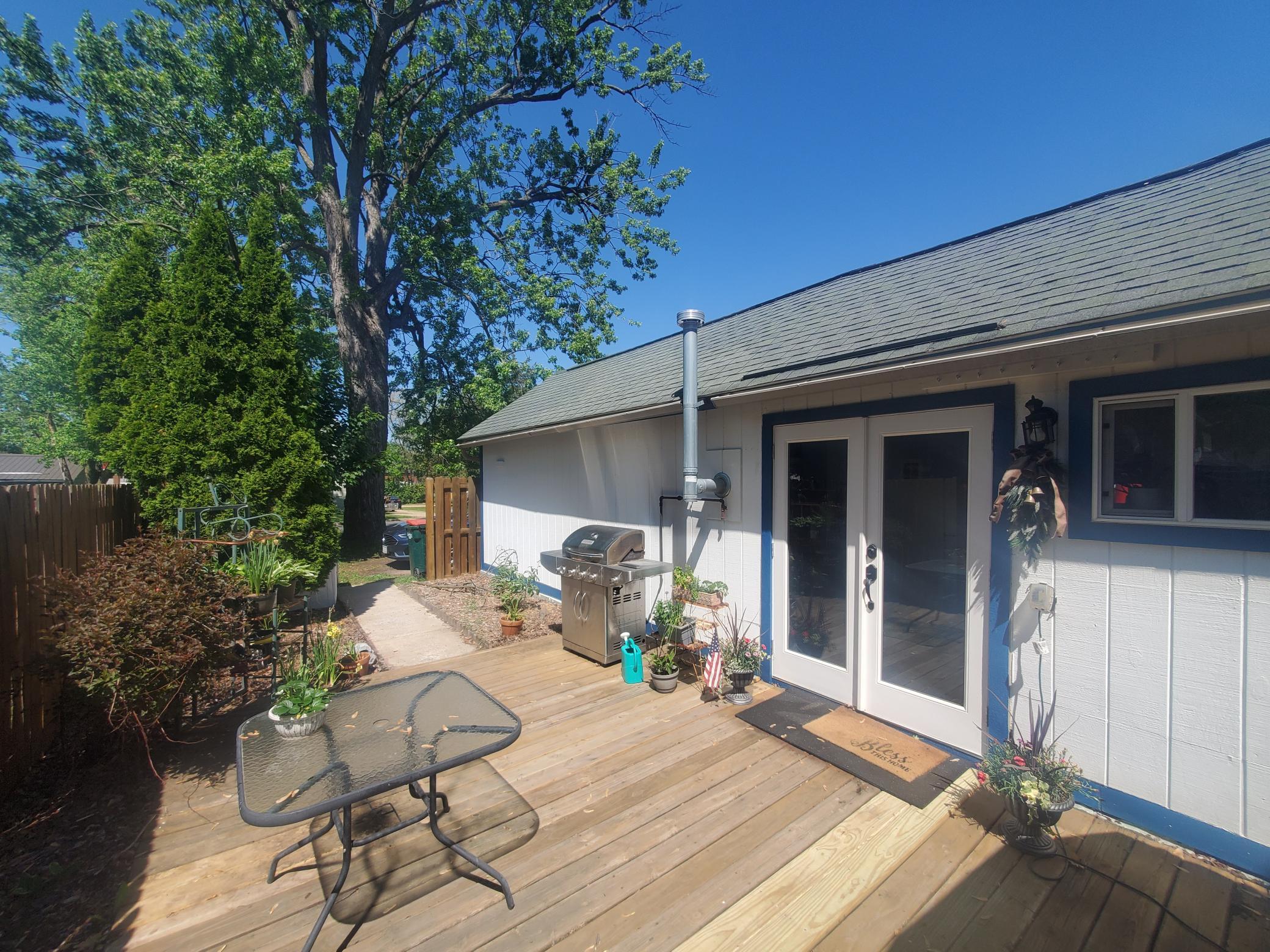 418 Monroe Street N Property Photo 2